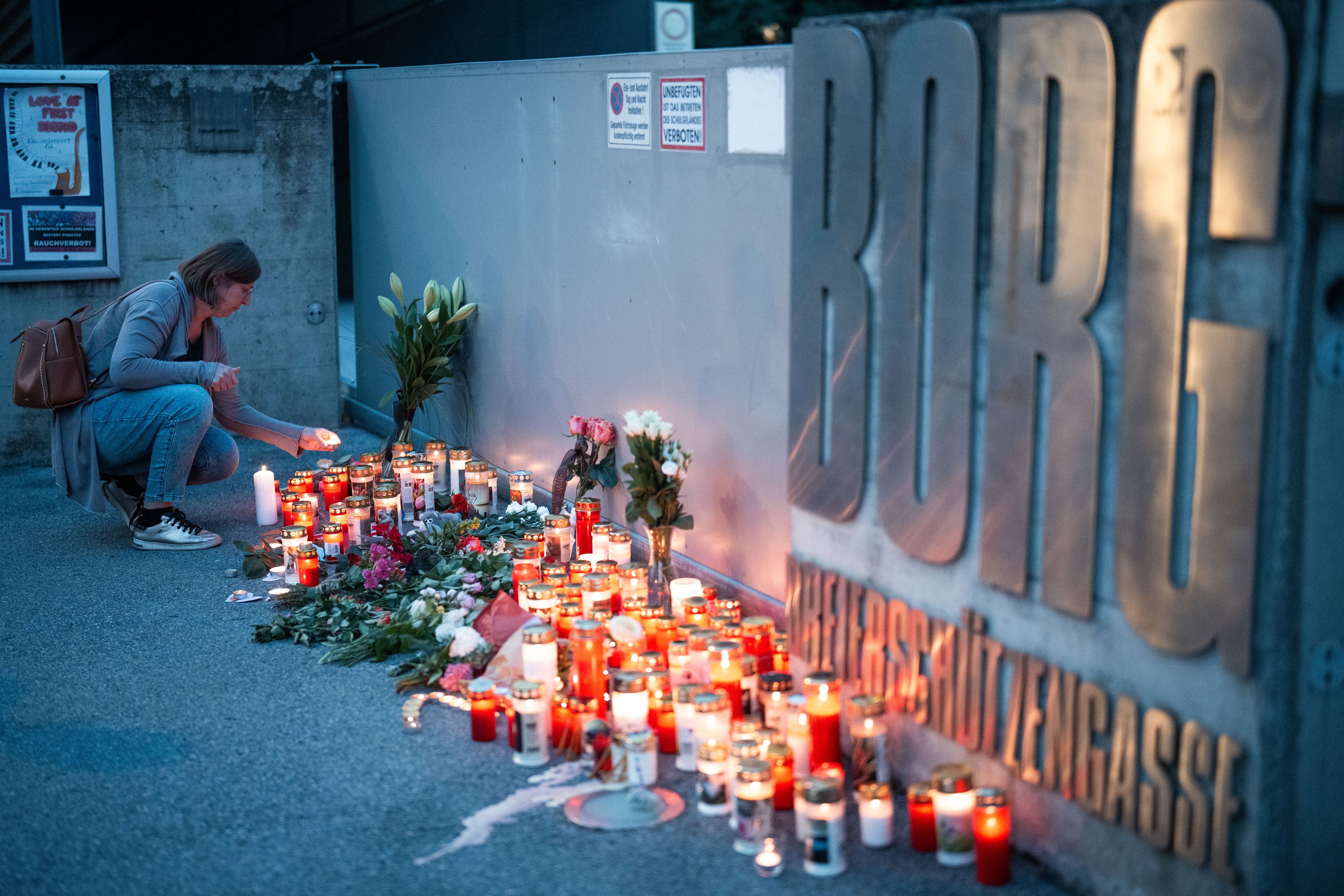 Trauer nach Amoklauf: Kerzen und Blumen vor dem Schulgebäude.