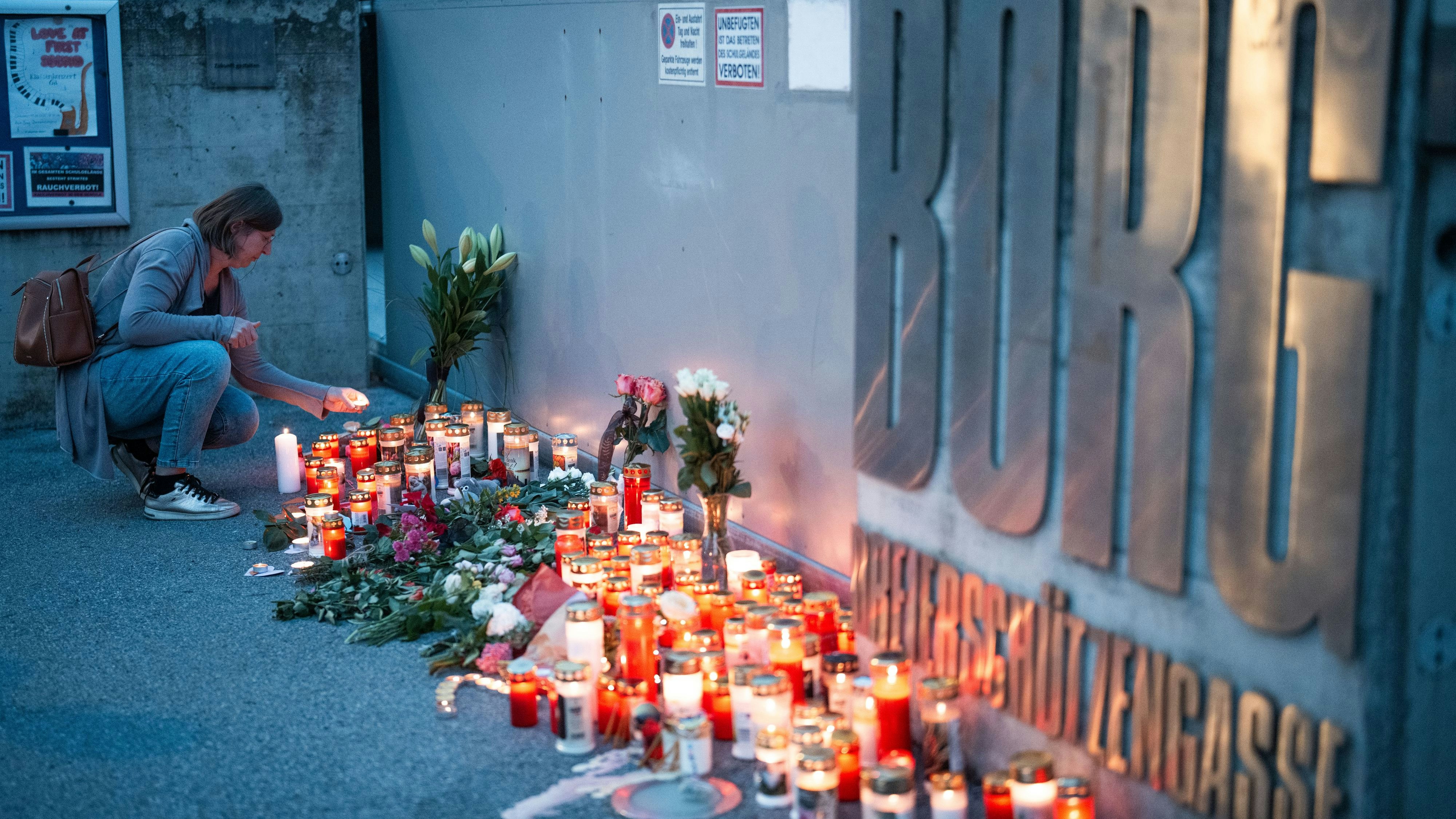 Trauer nach Amoklauf: Kerzen und Blumen vor dem Schulgebäude.