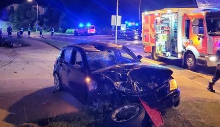 Heute.at - Alkolenker kracht in Bushaltestelle – zwei Verletzte