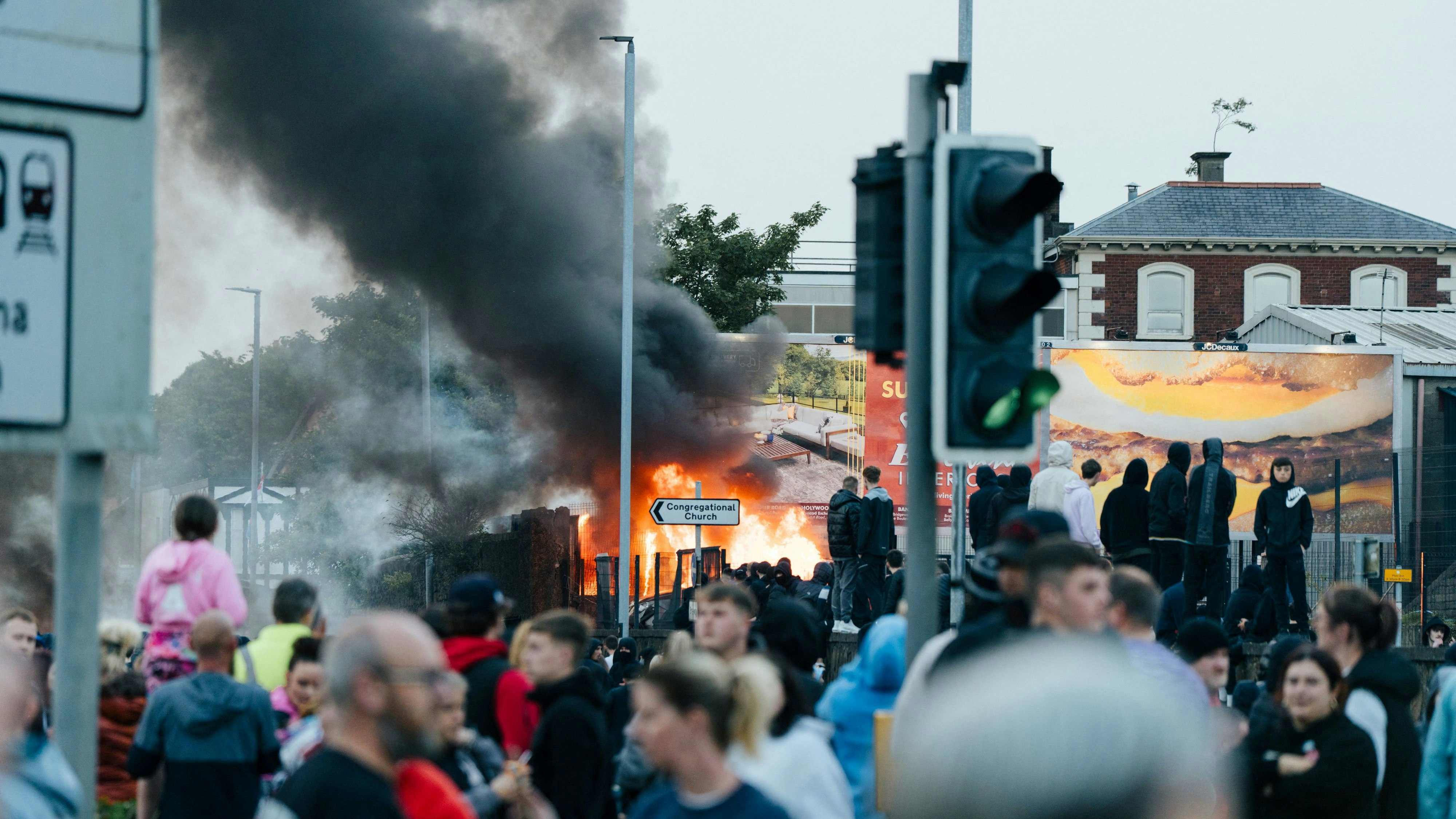 Heute.at - Heftige Krawalle in Nordirland – 17 Polizisten verletzt