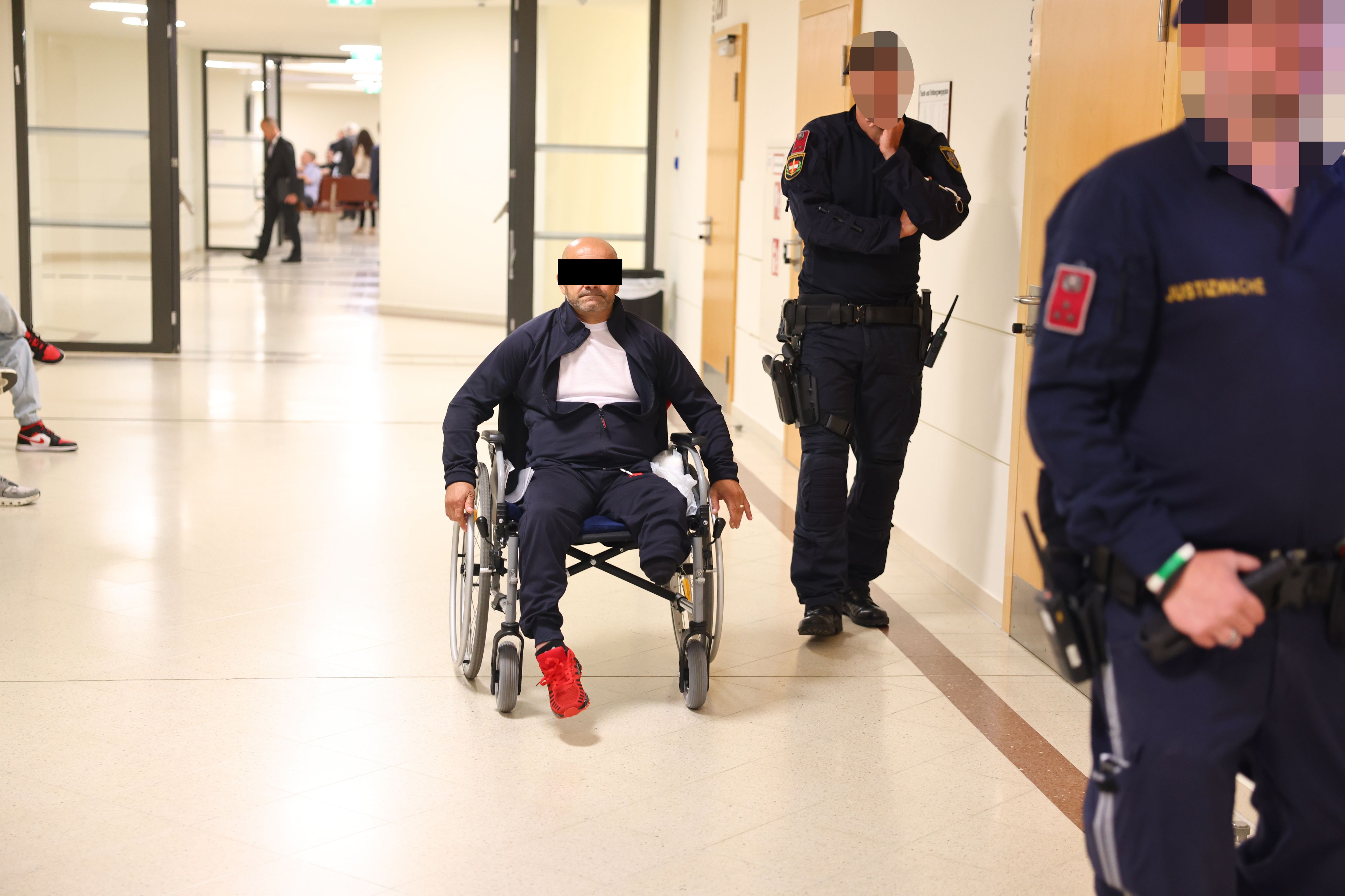 Der Angeklagte kam im Rollstuhl.