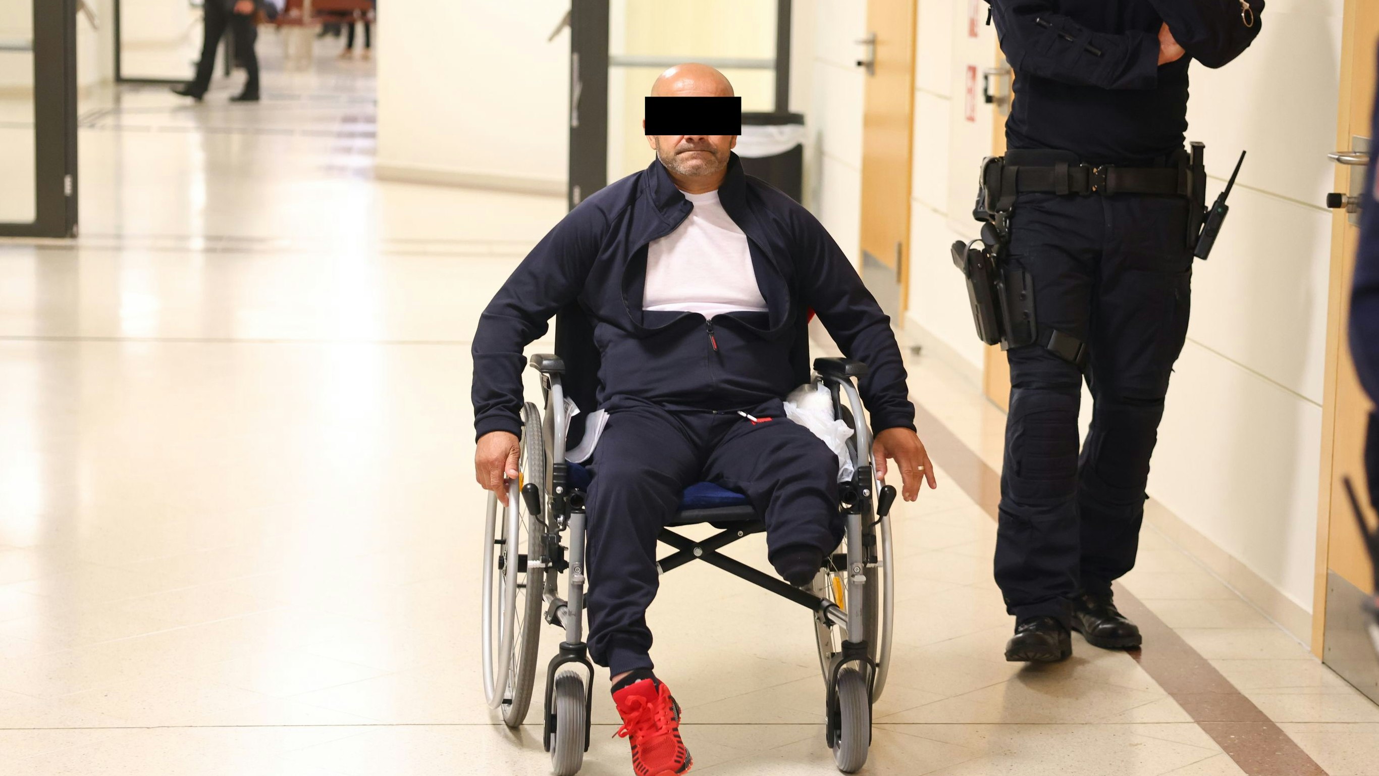 Der Angeklagte kam im Rollstuhl.