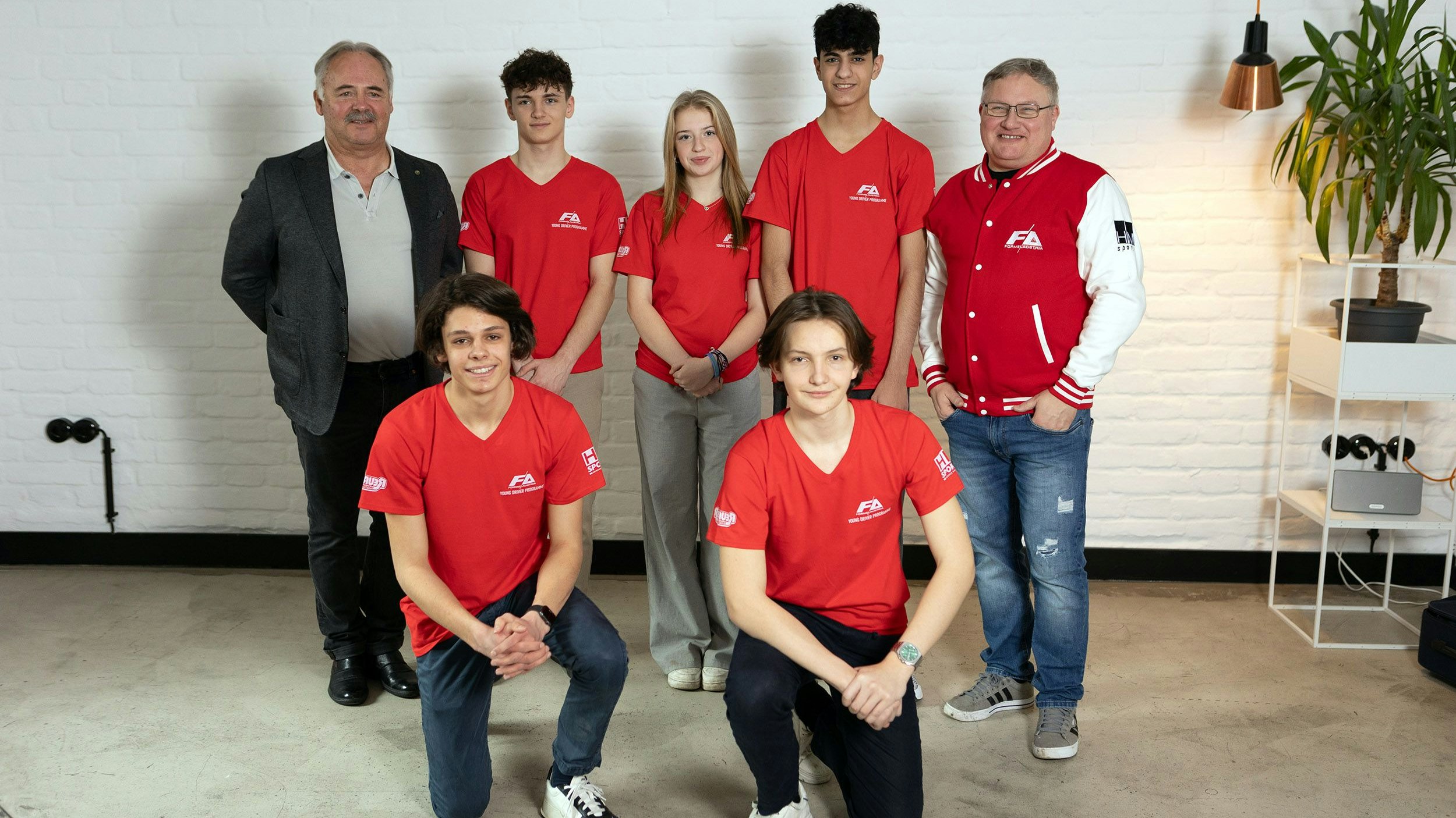 Teamchef Sepp Renauer, Marcel Kieser (AUT), Krystina Kalistova (CZE), Hady Mimassi (CAN), Programmdirektor Harry Miltner (vlnr, stehend), Simon Schranz (AUT), Luis Moser (AUT) (vlnr, kniend) 