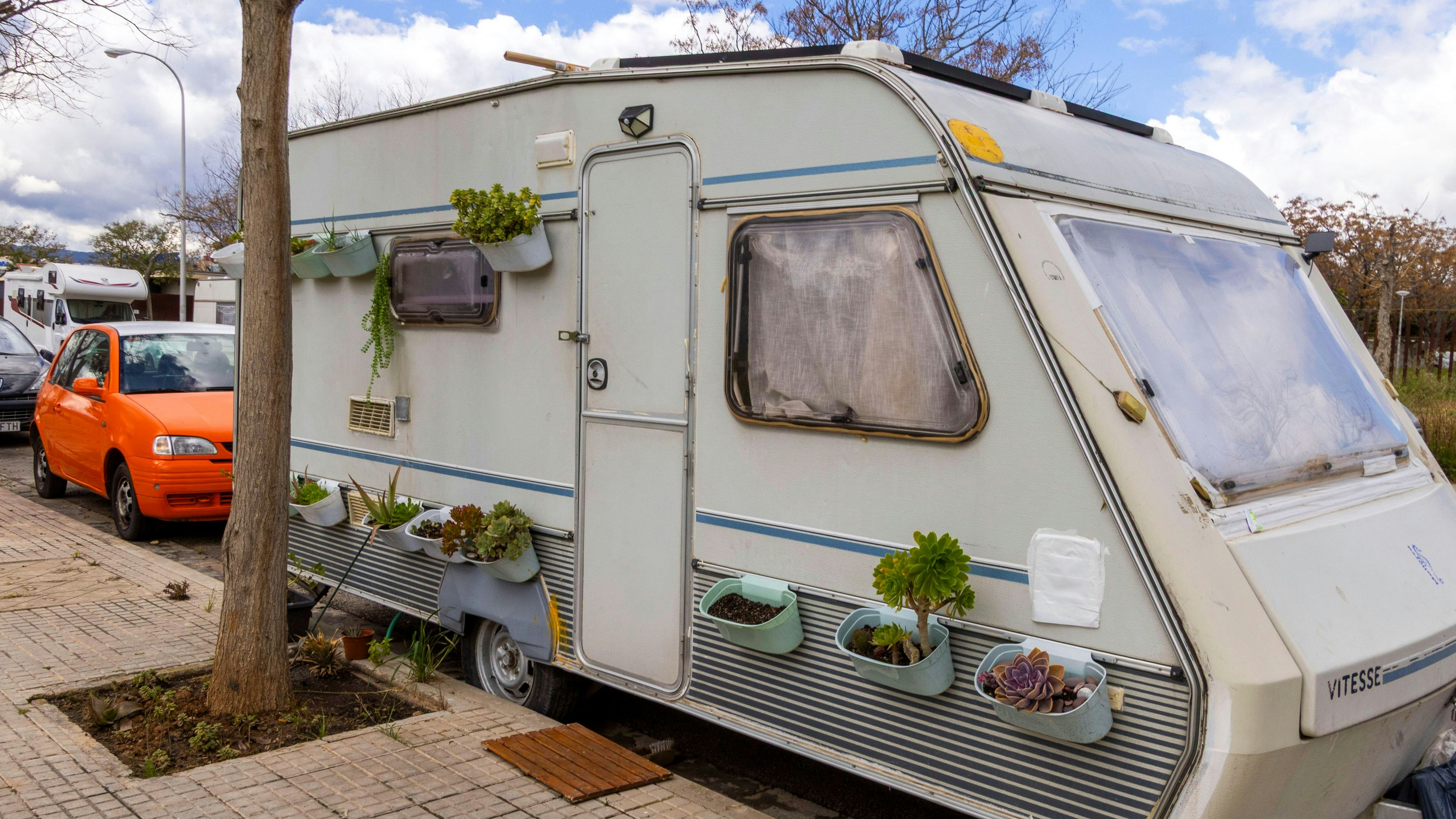 Ein Wohnwagen mit Blumenkästen in Calvia nahe der Inselhauptstadt La Palma