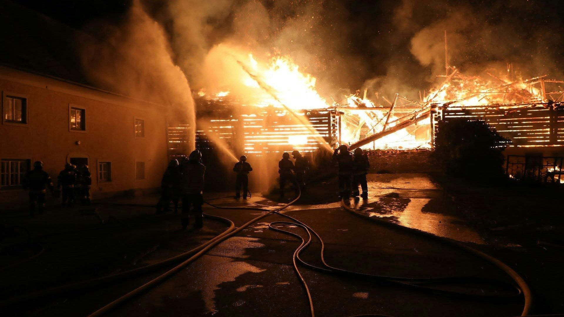 Heute.at - Stall in Vollbrand – Kälber gerettet, Bäuerin im Spital