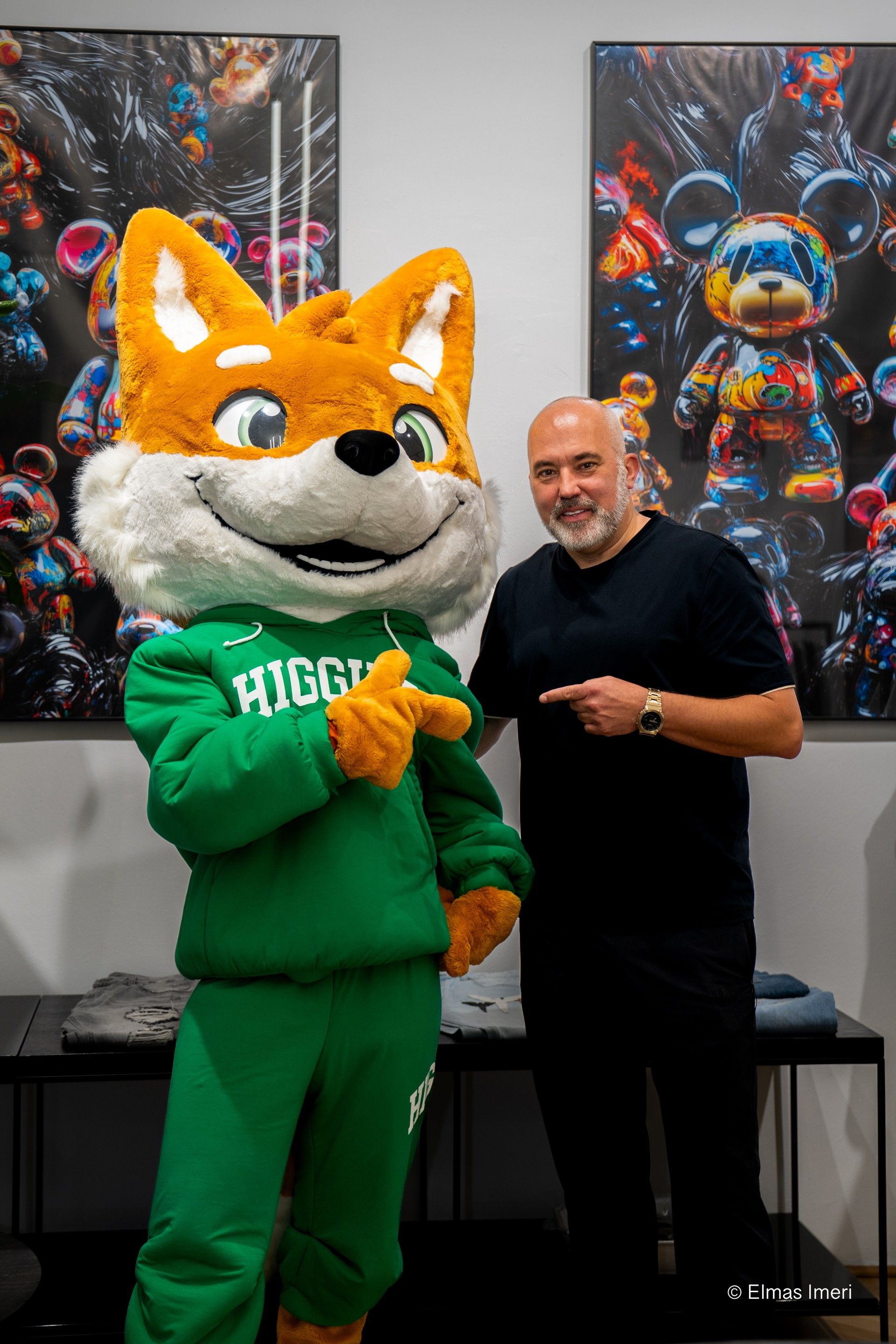 Mit seinem Maskottchen 