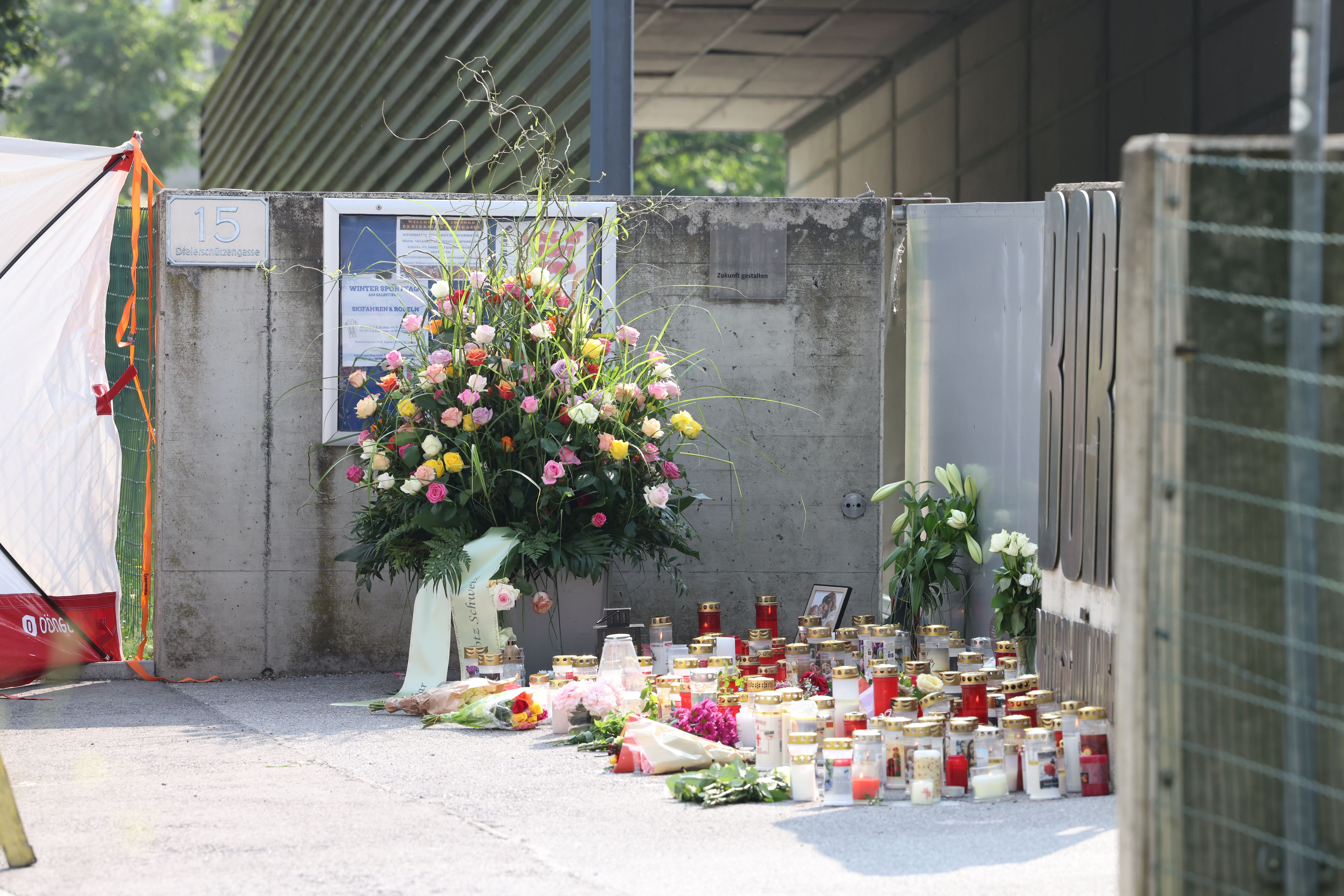 Am Tag nach dem Amoklauf sitzt der Schock bei den Schülerinnen und Schülern und Lehrerinnen und Lehrern des BORG Dreierschützengasse immer noch tief. Kriseninterventionsteams sind weiter vor Ort.
