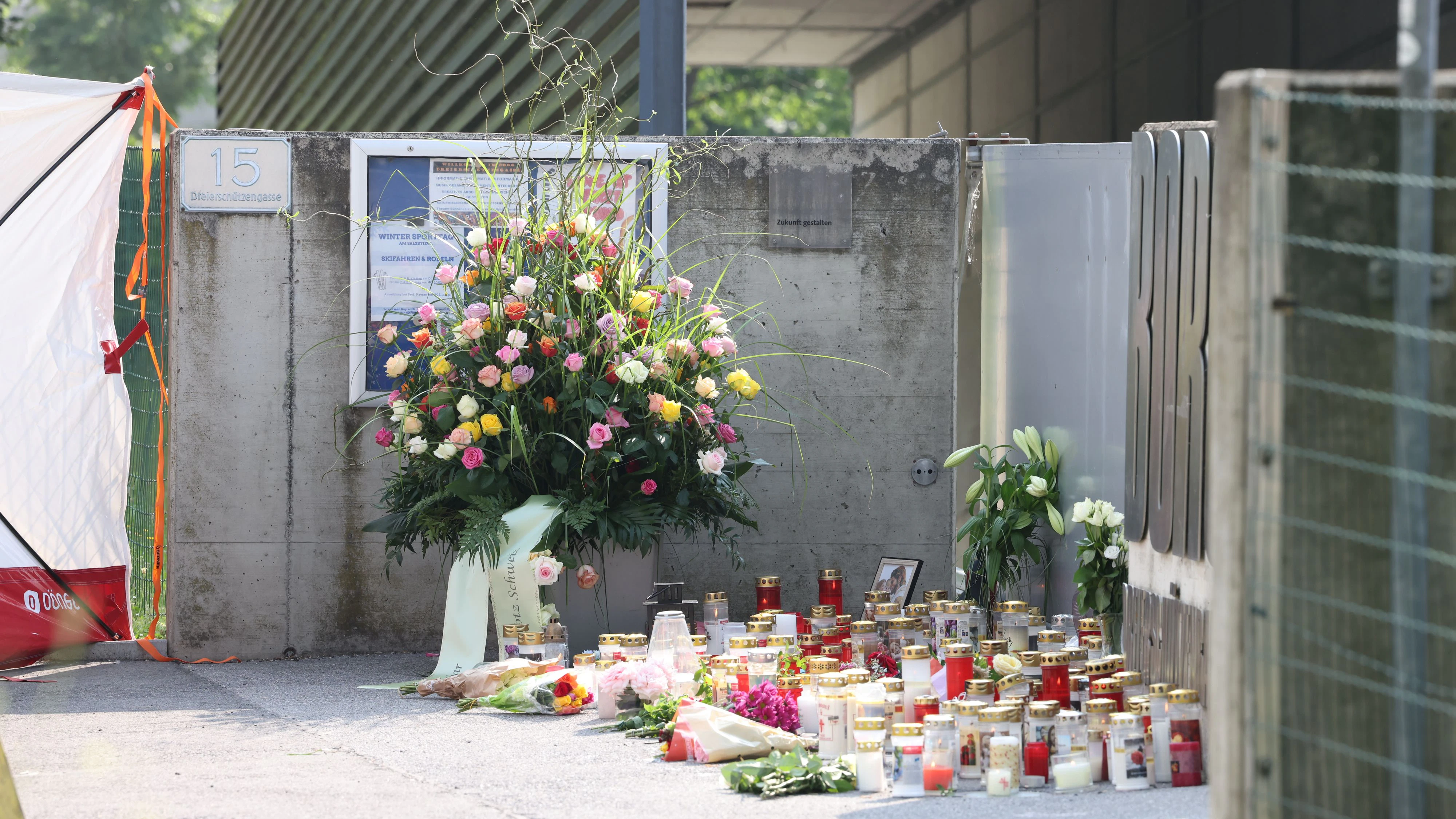 Am Tag nach dem Amoklauf sitzt der Schock bei den Schülerinnen und Schülern und Lehrerinnen und Lehrern des BORG Dreierschützengasse immer noch tief. Kriseninterventionsteams sind weiter vor Ort.