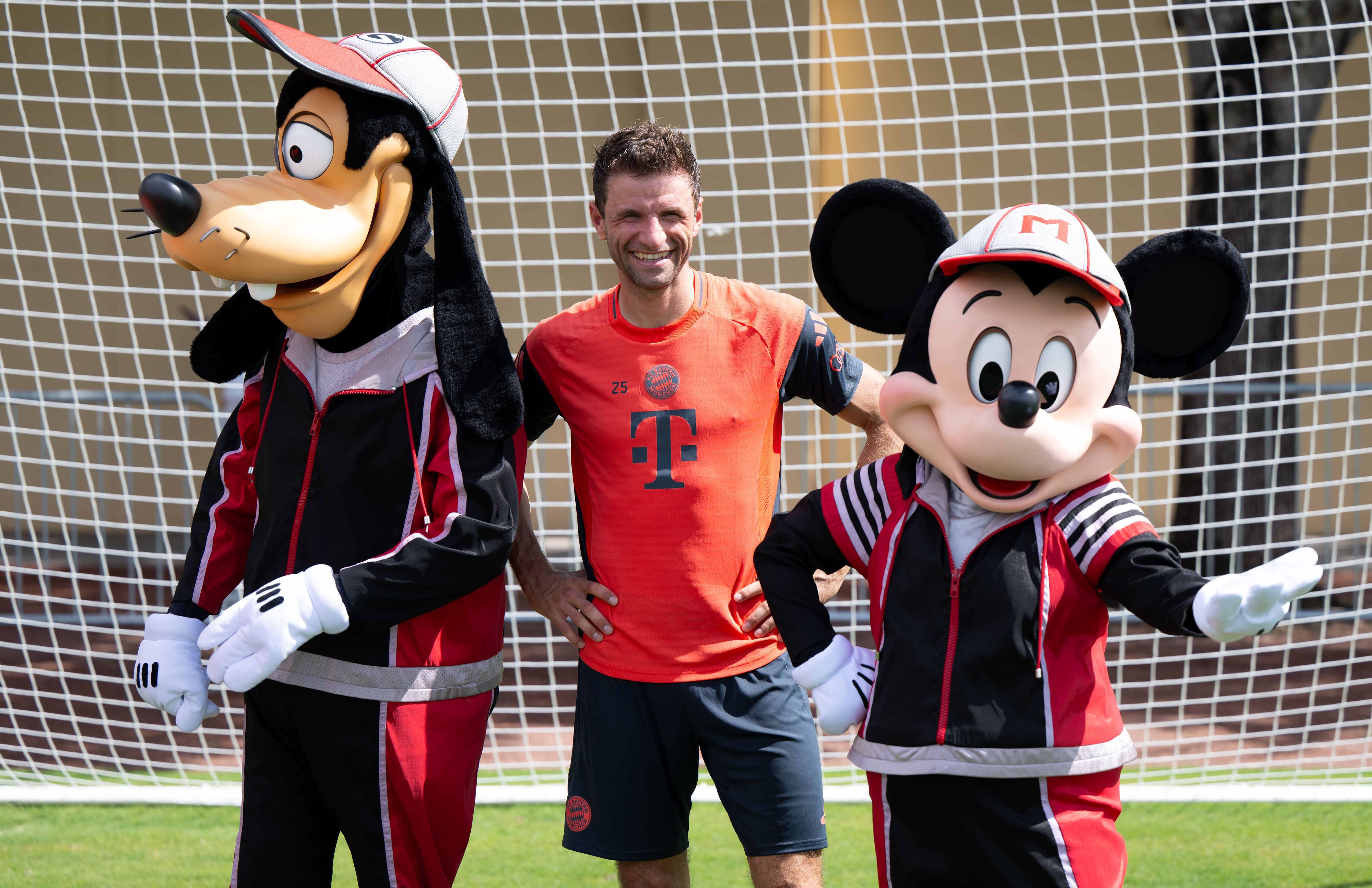 Die Disney-Stars Goofy und Micky Maus schauen beim Bayern-Training vorbei. 