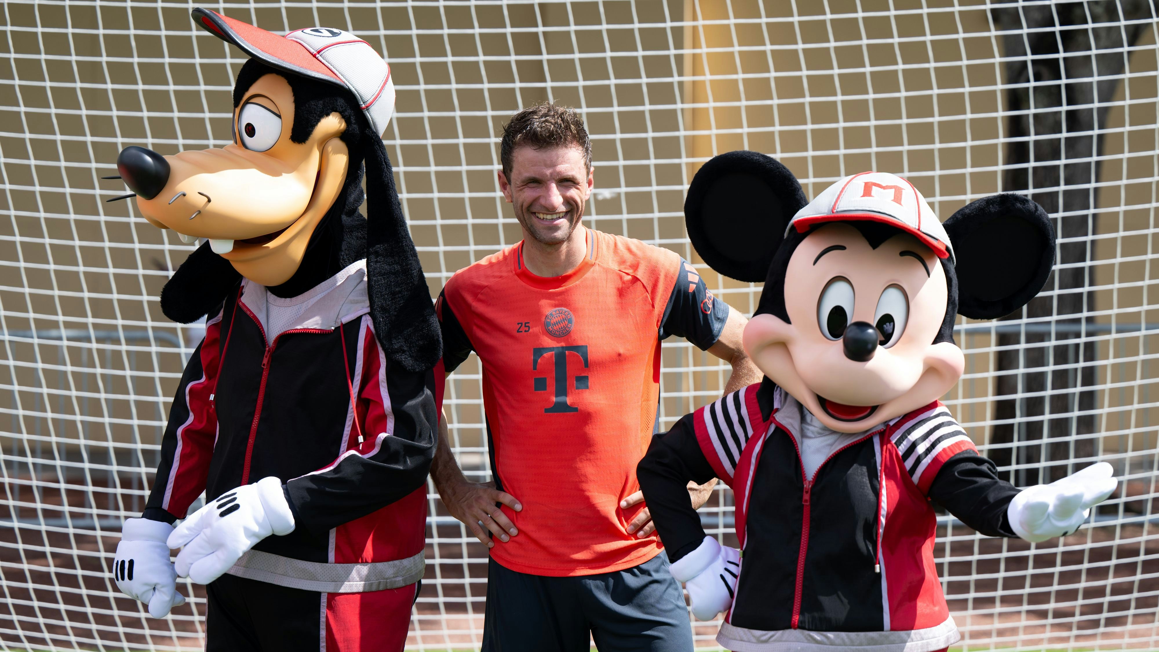 Disney-Stars tauchen plötzlich beim Bayern-Training auf