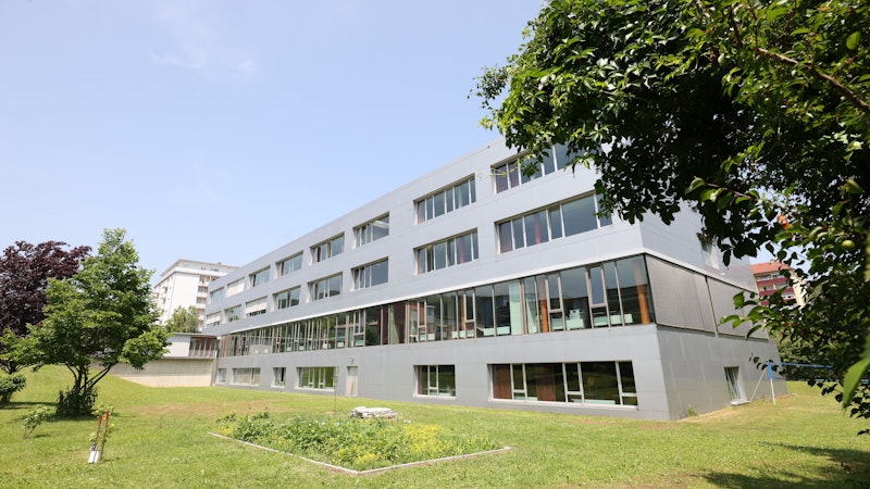 An diesem Grazer Gymnasium kam es am Dienstag zu einem Amoklauf mit zehn Toten. Der 21-jährige Täter richtete sich nach der Tat selbst.