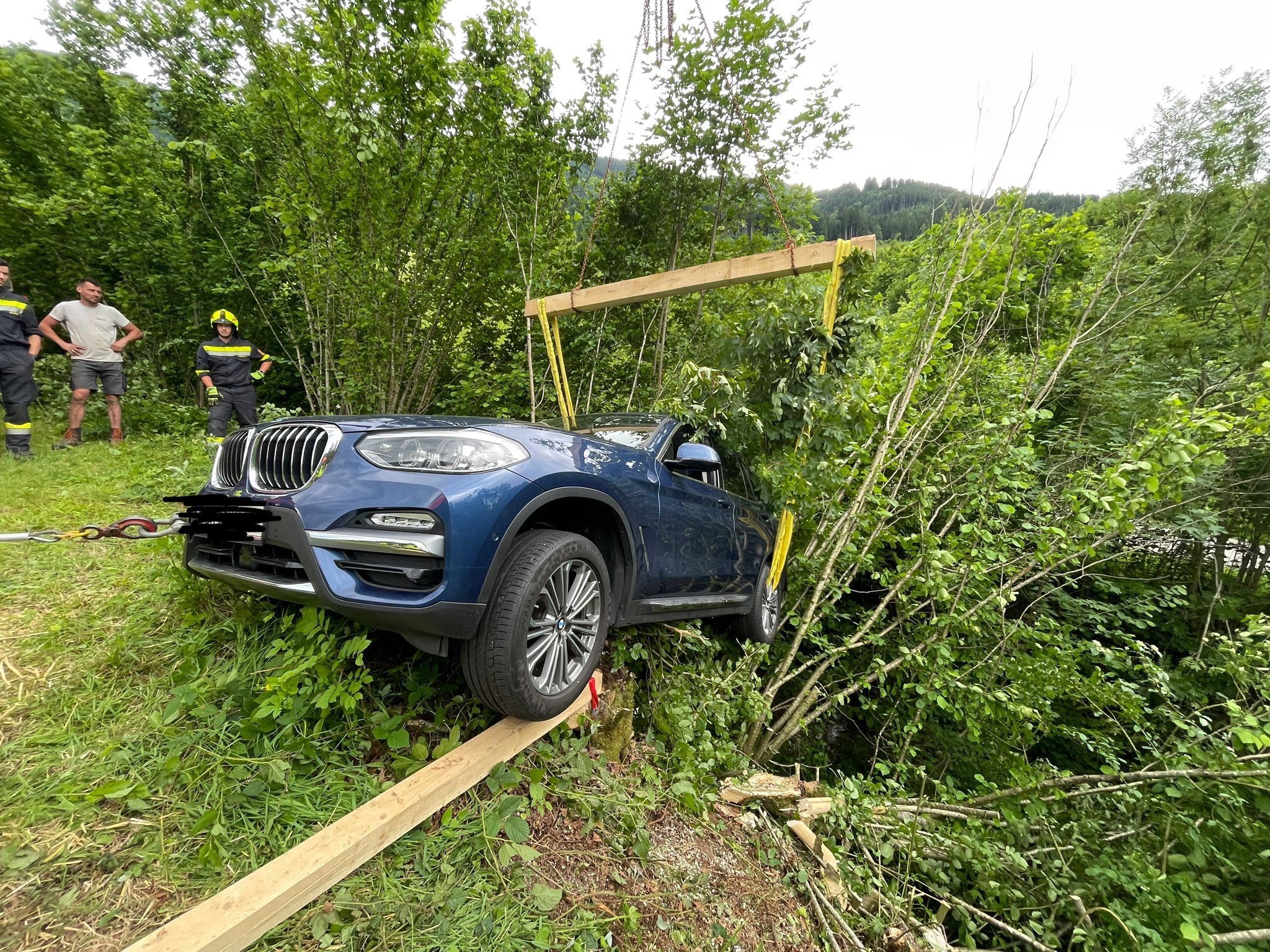 Mithilfe von Kran und Lkw konnte das Auto rasch geborgen werden.