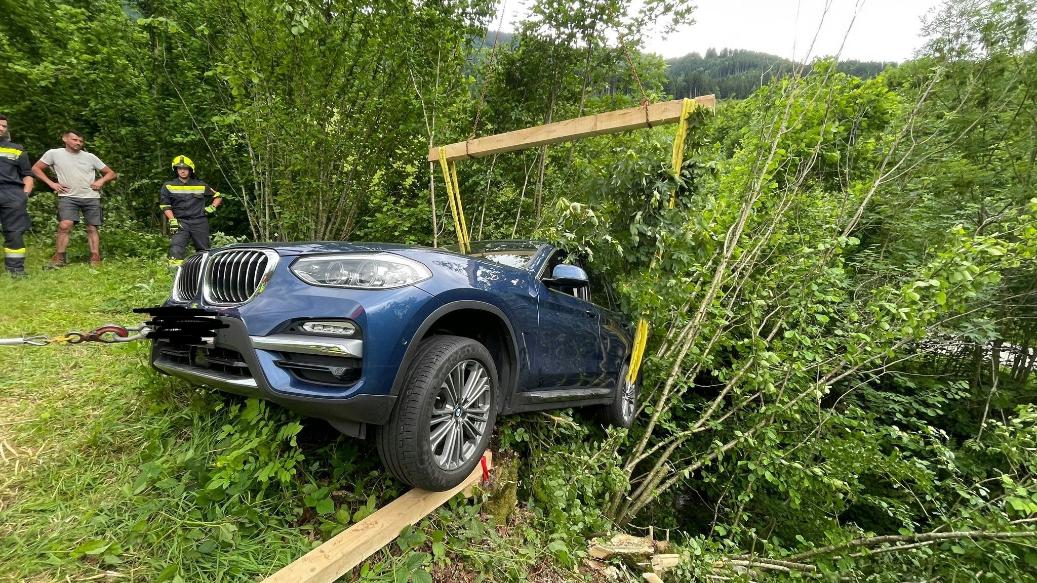 Heute.at - Medizinischer Notfall: Pkw stürzt Hang 80 Meter runter