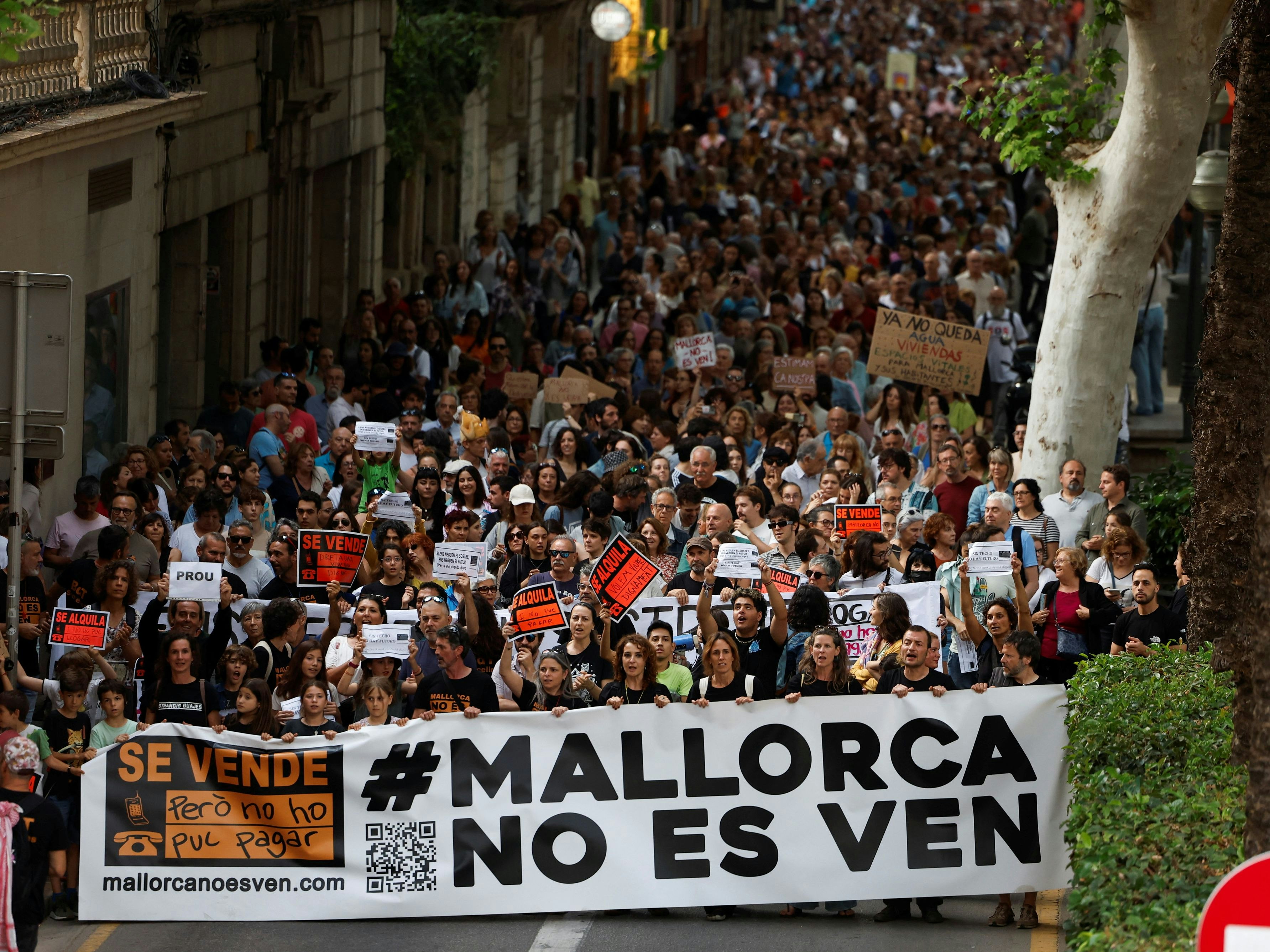 "Mallorca steht nicht zum Verkauf" hieß es auf dem Front-Transparent einer Demonstration gegen Übertourismus und Wohnungsnot am 25. Mai 2024