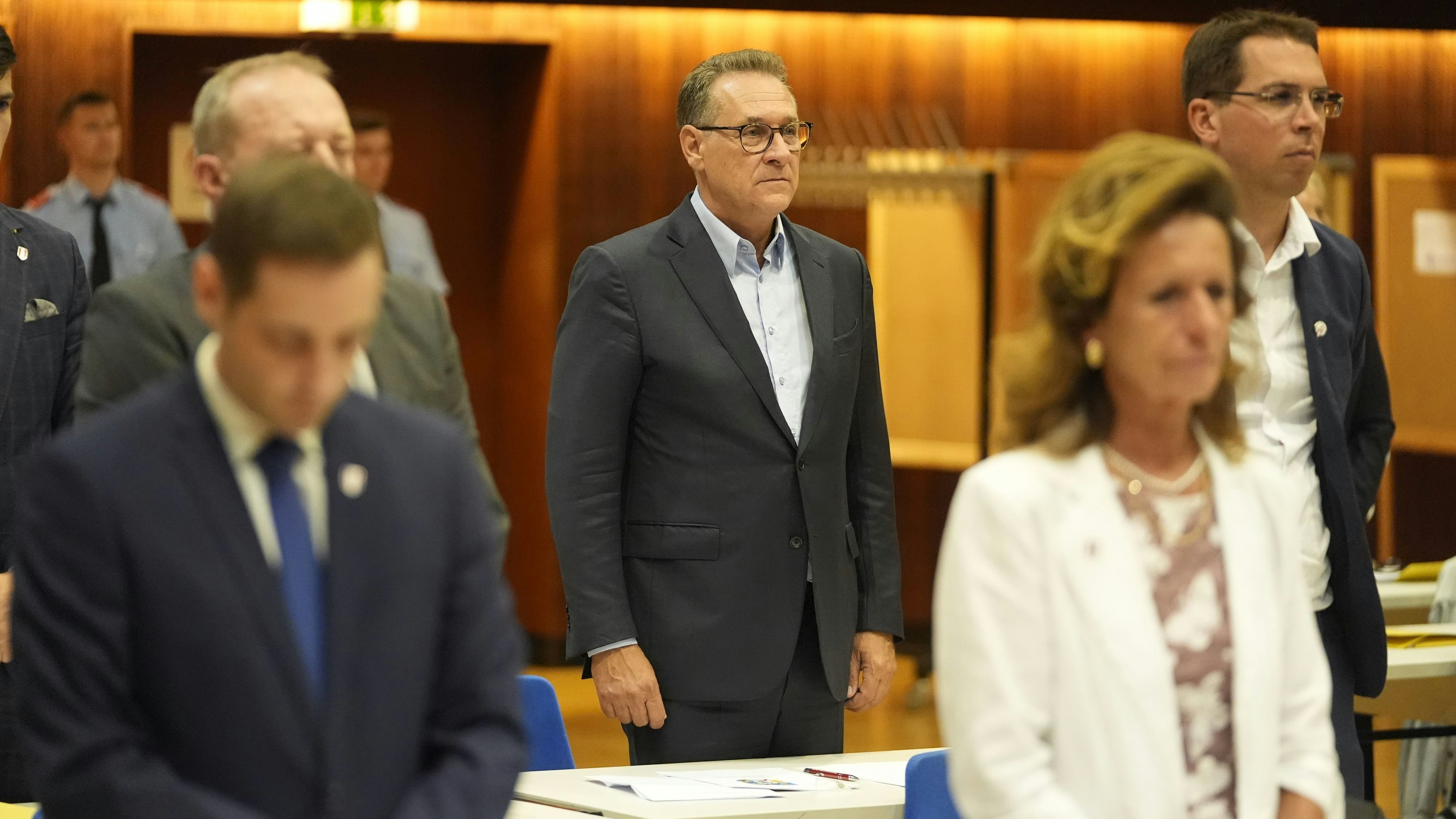 Heute.at - Strache: erster Tag als neuer Bezirksrat in Floridsdorf