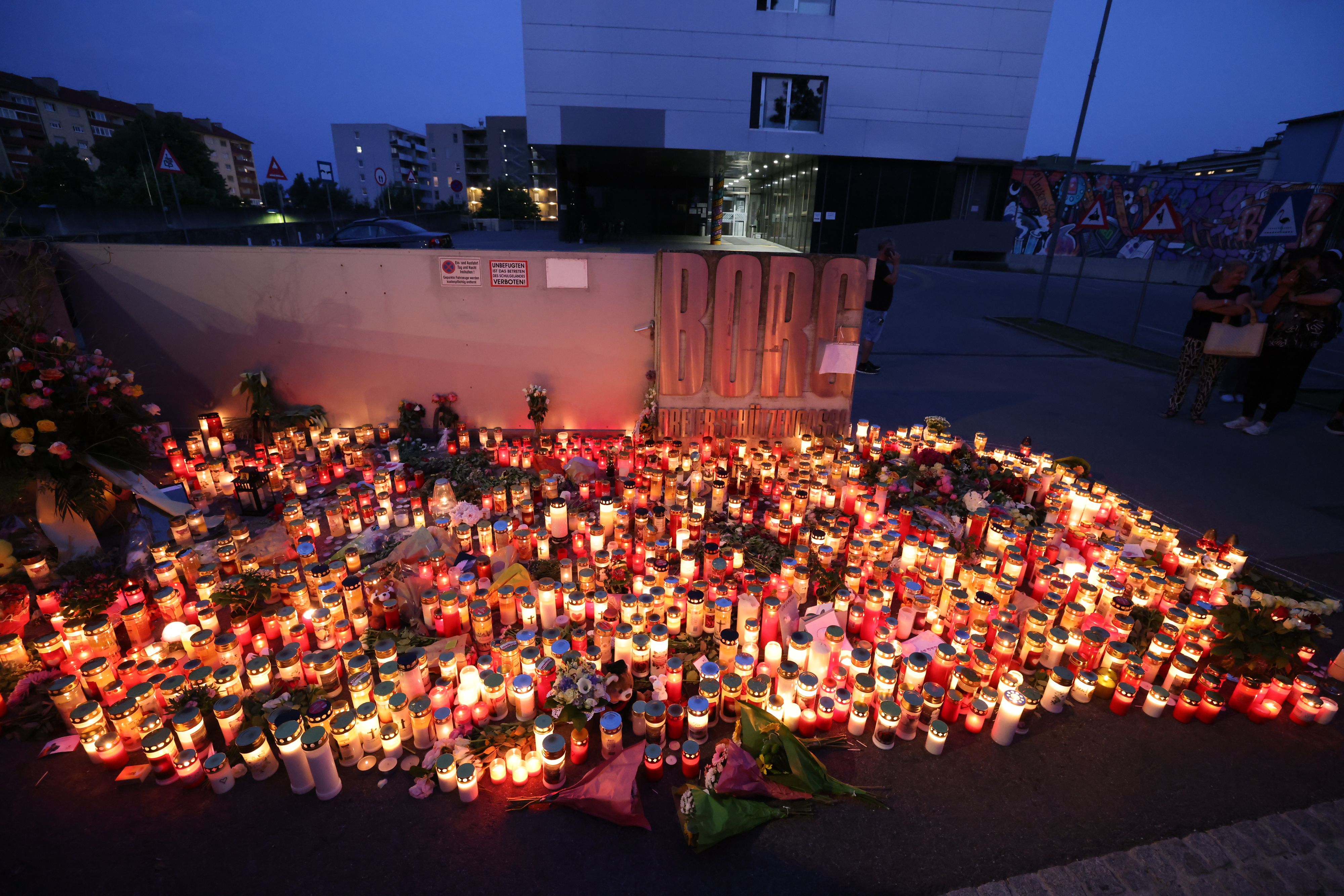 Nach dem Amoklauf wurden vor der Schule zahlreiche Kerzen angezündet. Jetzt soll das BORG umbenannt werden.