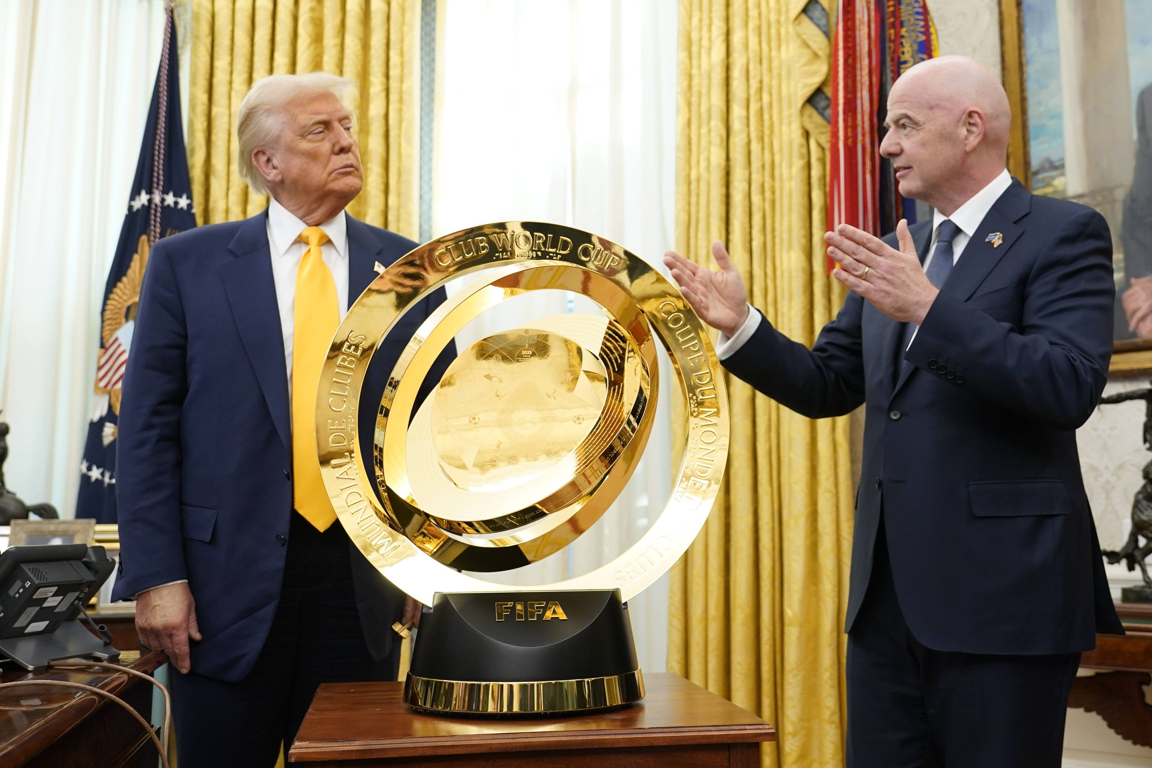 Fifa-Präsident Gianni Infantino präsentierte den Klub-WM-Pokal sogar Donald Trump.
