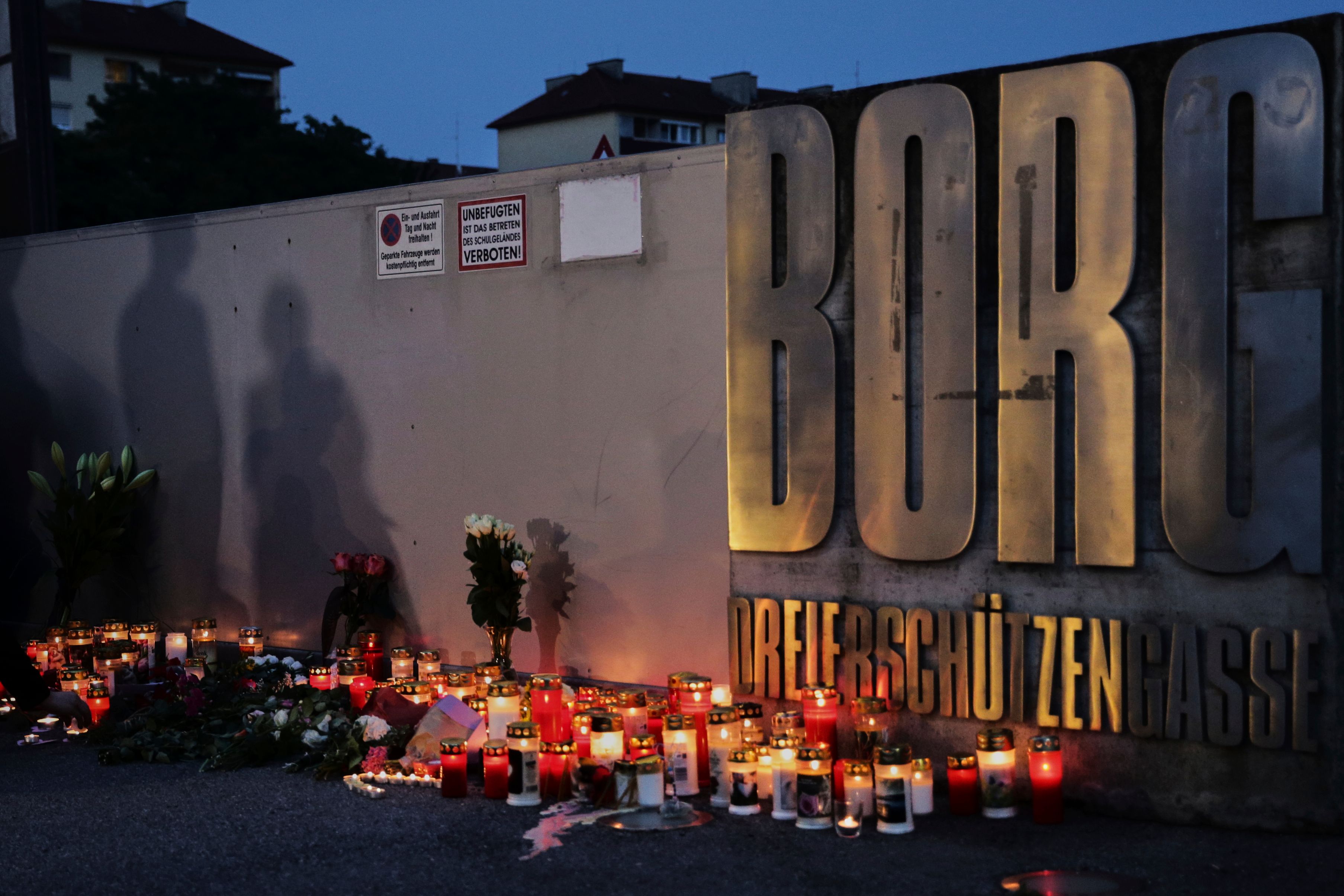 Bilder, die keinen kaltlassen: Kerzen und Blumen vor dem Schulgebäude des BORG Dreischützengasse.