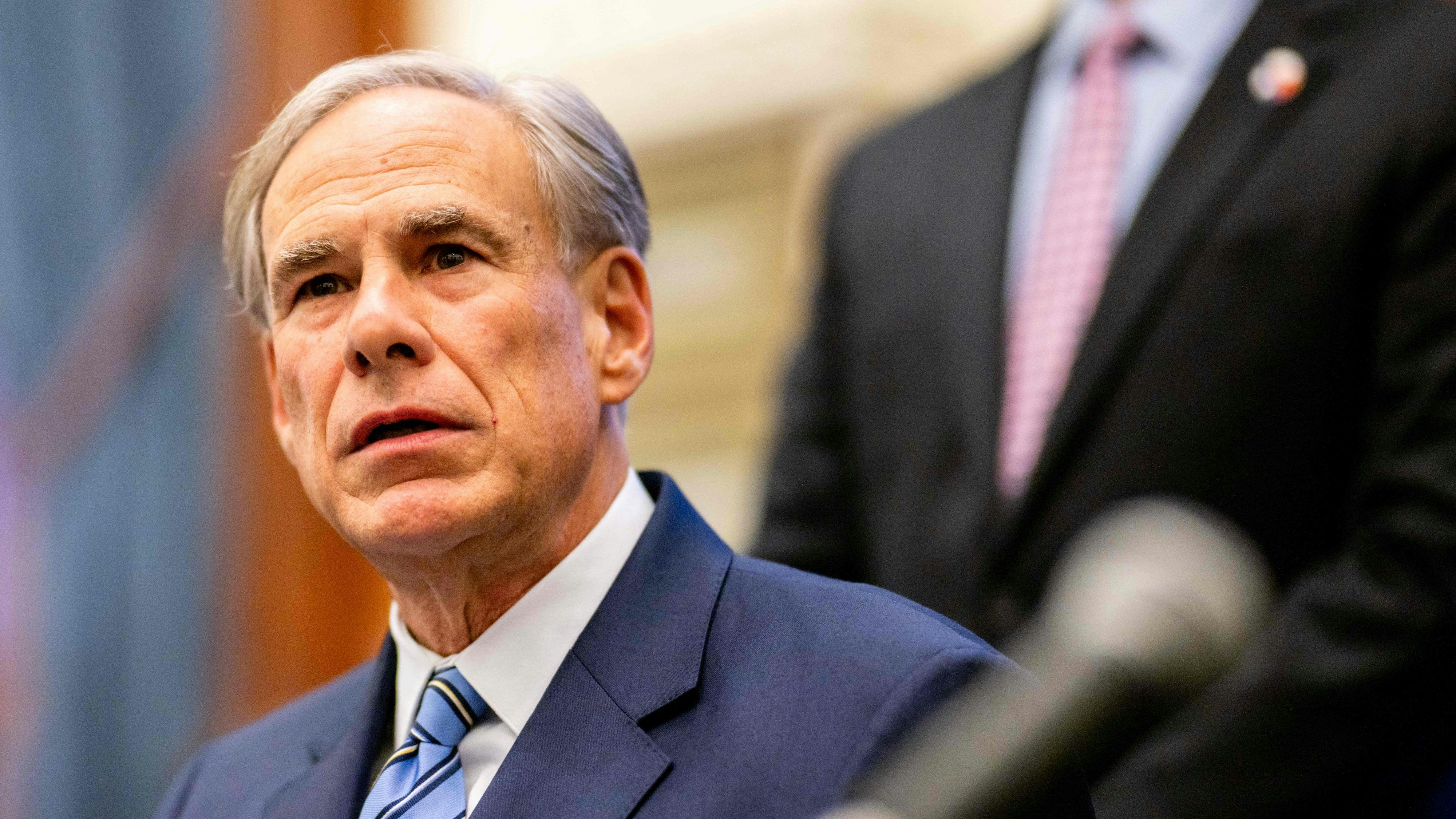 Abbott ordnet die Nationalgarde an.