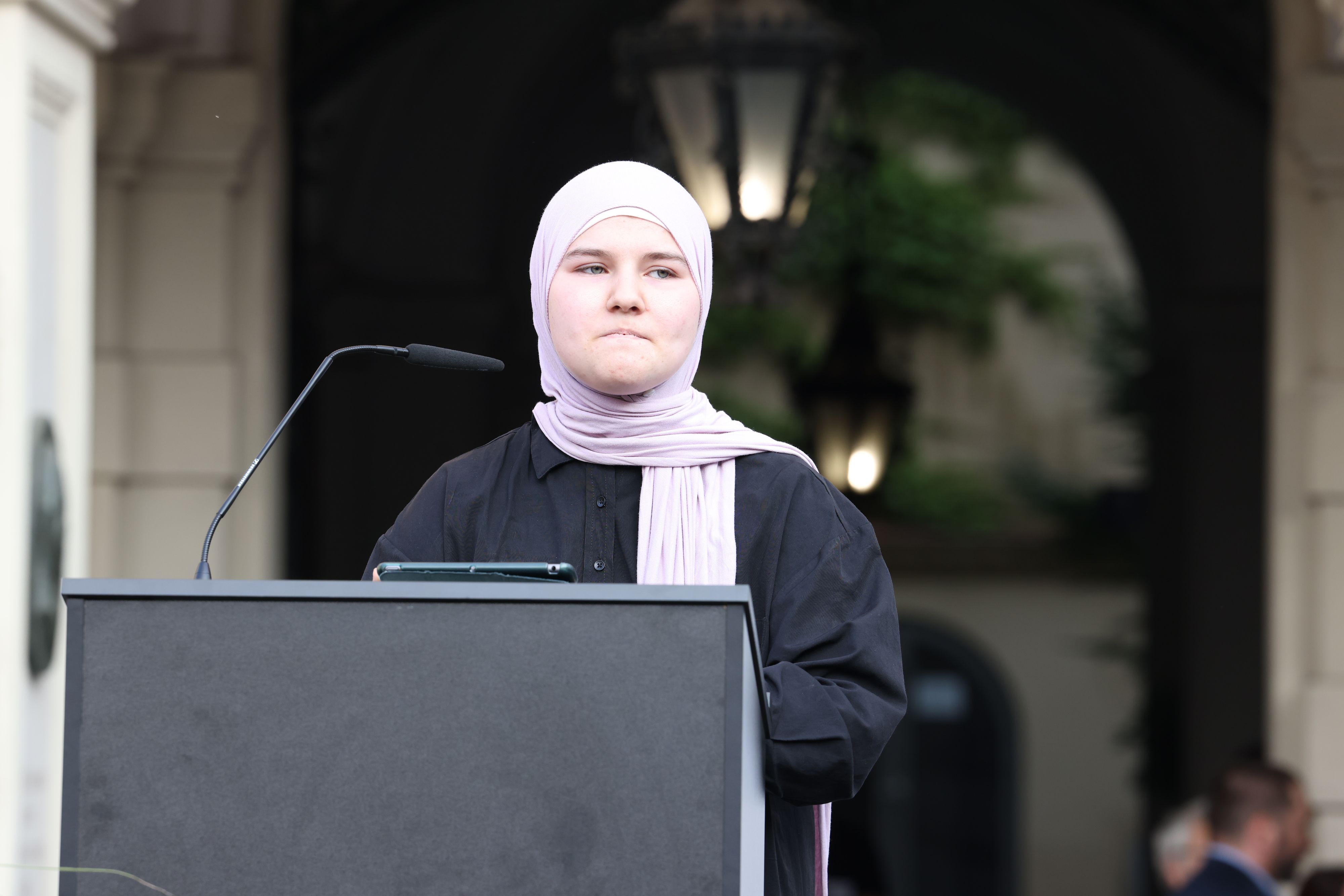 Die tapfere Schülerin versucht den Trauernden Trost zu spenden. 