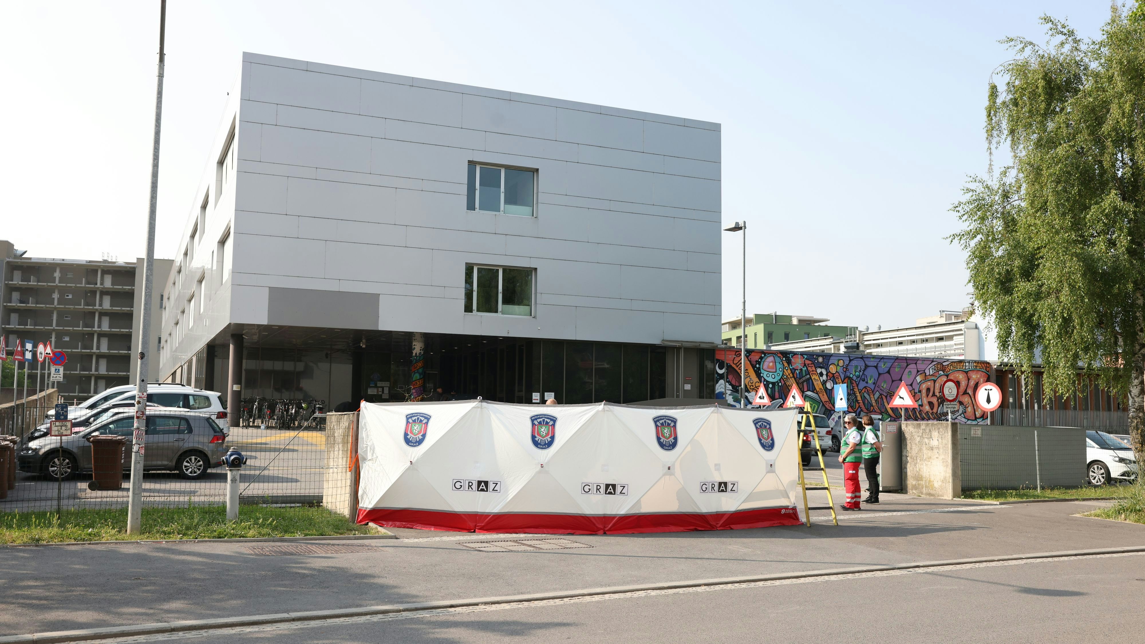 Am Tag nach dem Amoklauf sitzt der Schock bei den Schülerinnen und Schülern und Lehrerinnen und Lehrern des BORG Dreierschützengasse immer noch tief. Kriseninterventionsteams sind weiter vor Ort.