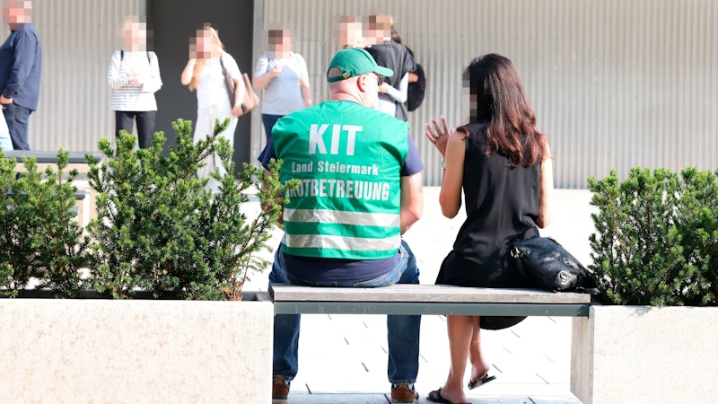 Am Tag nach dem Amoklauf sitzt der Schock bei den Schülerinnen und Schülern und Lehrerinnen und Lehrern des BORG Dreierschützengasse immer noch tief. Kriseninterventionsteams sind weiter vor Ort.