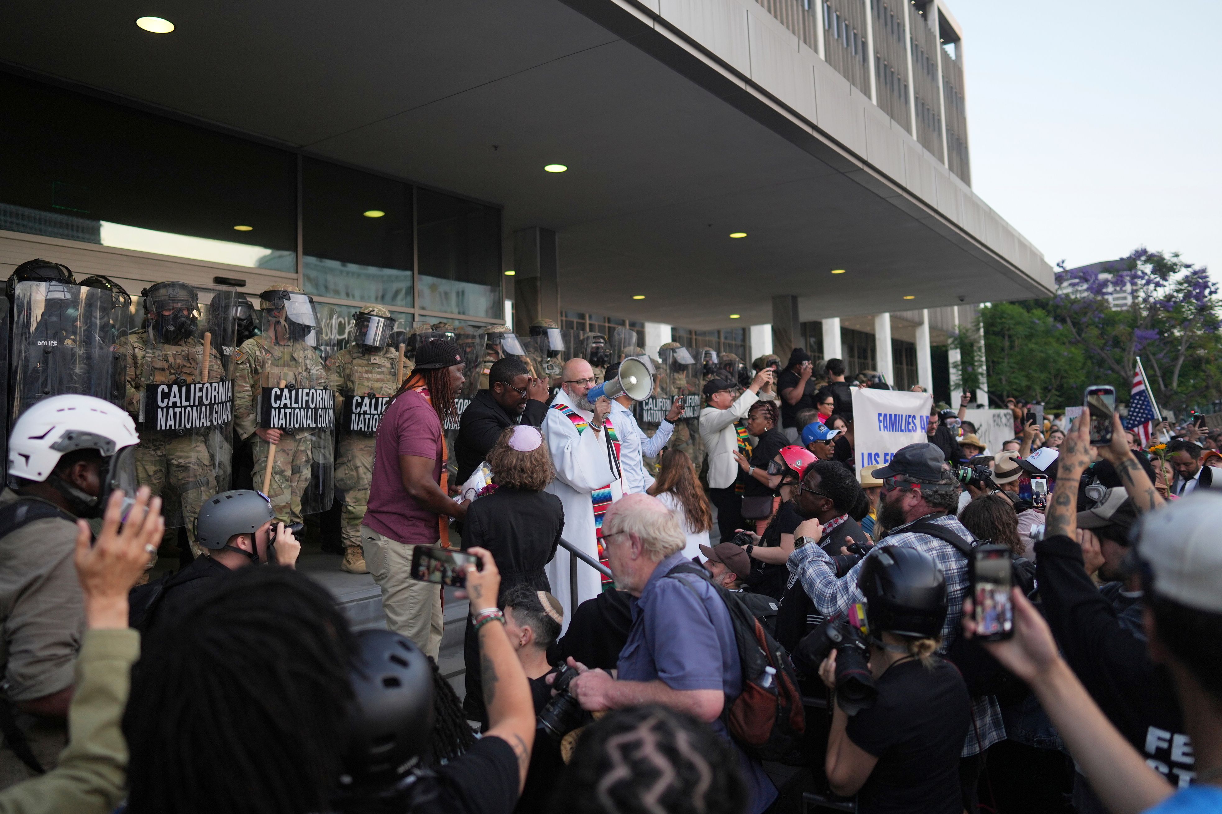Nach Ausschreitungen am Rande weitestgehend friedlicher Proteste in Los Angeles, hat Trump&nbsp; die Demonstranten als 