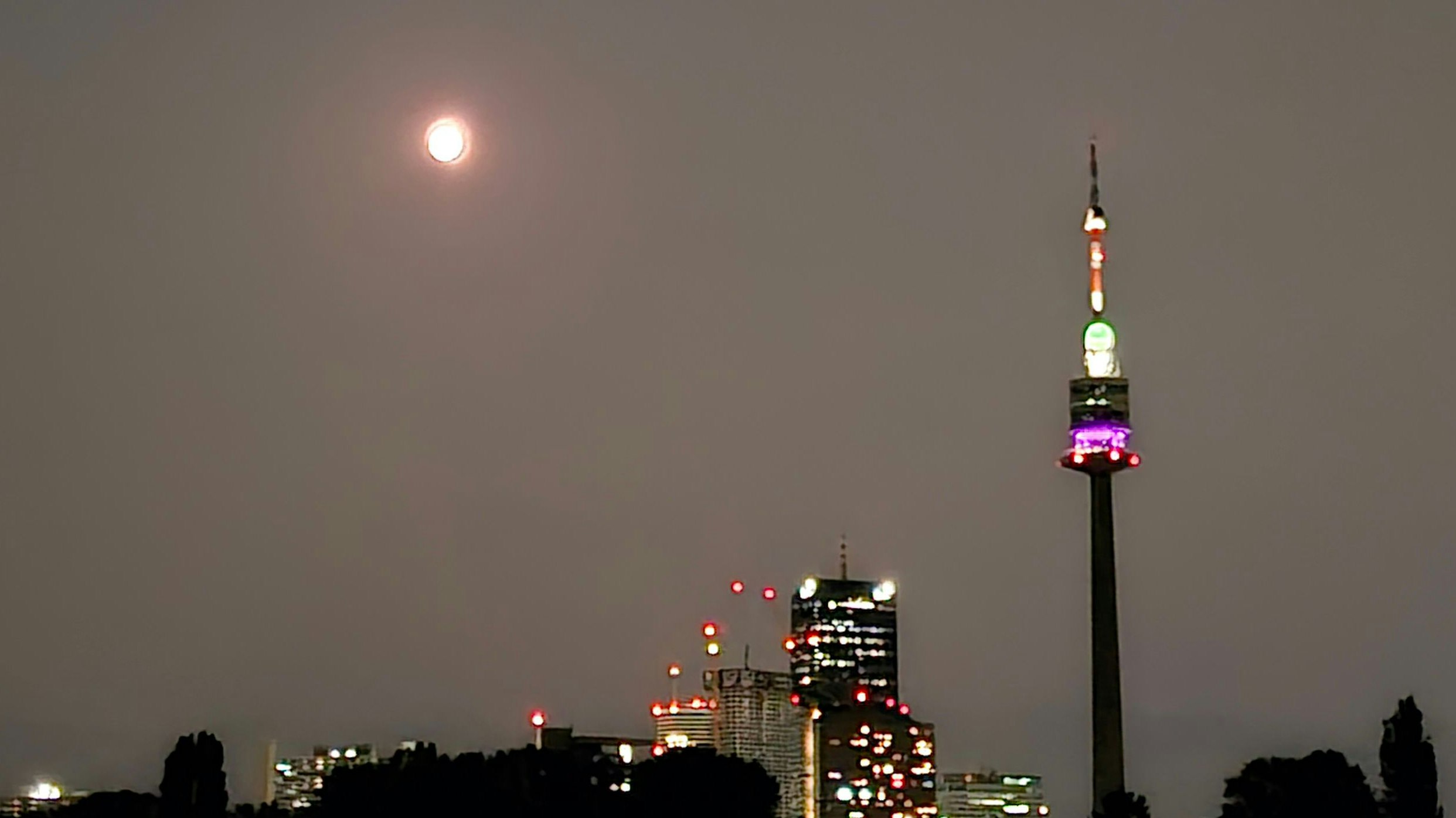 Der Erdbeermond konnte über der Alten Donau gesichtet werden.