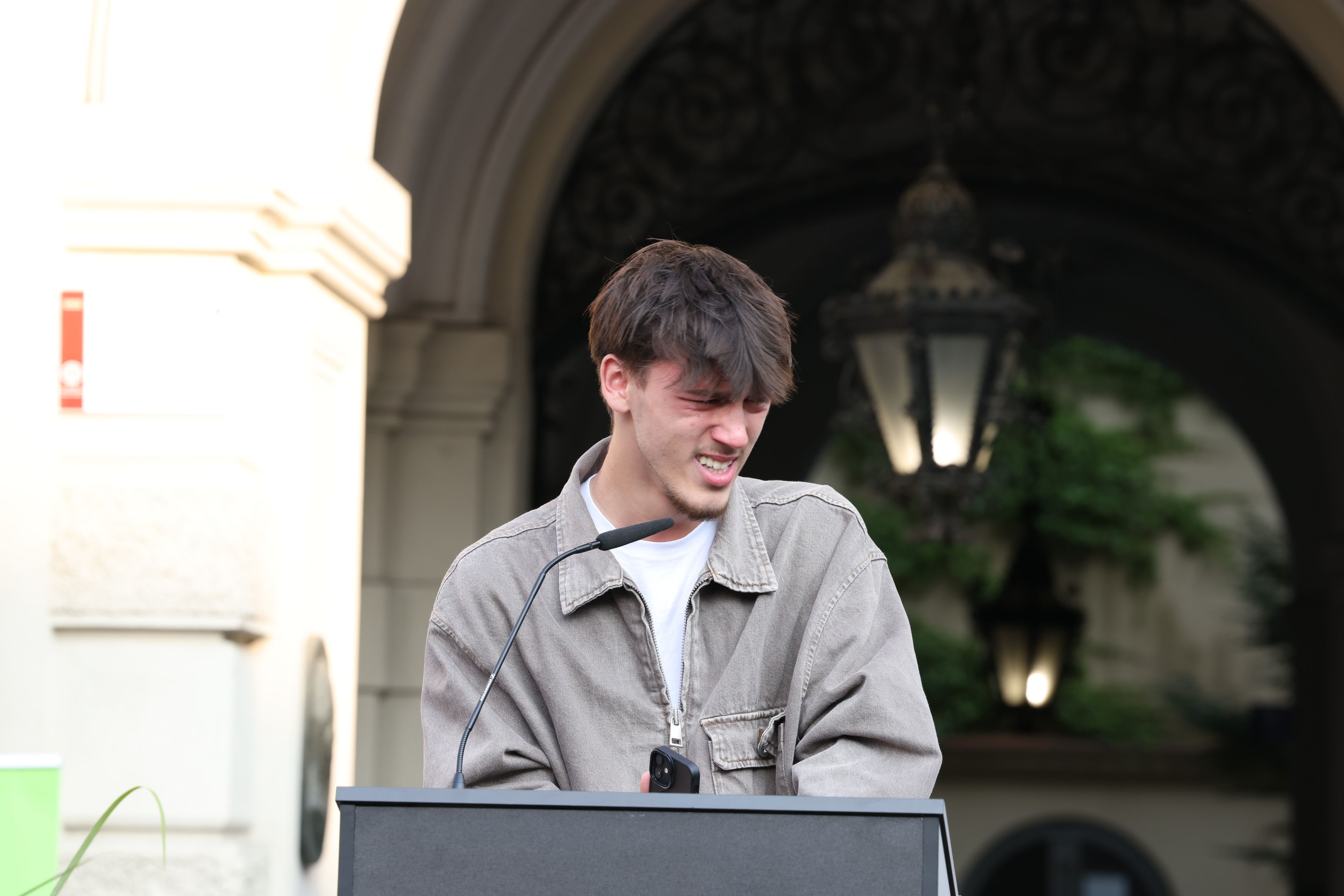 In einer bewegenden Rede zeigt sich der Bruder eines Todesopfers fassungslos.