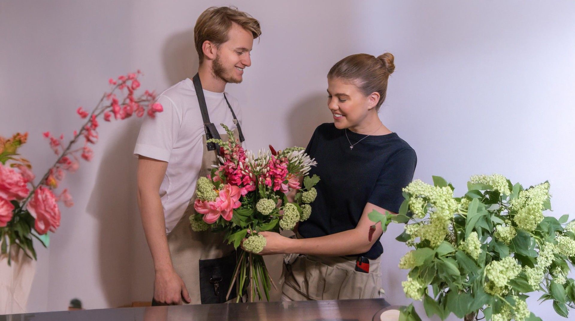 Maryna (rechts) und Dmytra gründeten ihren eigenen Online-Blumenshop.