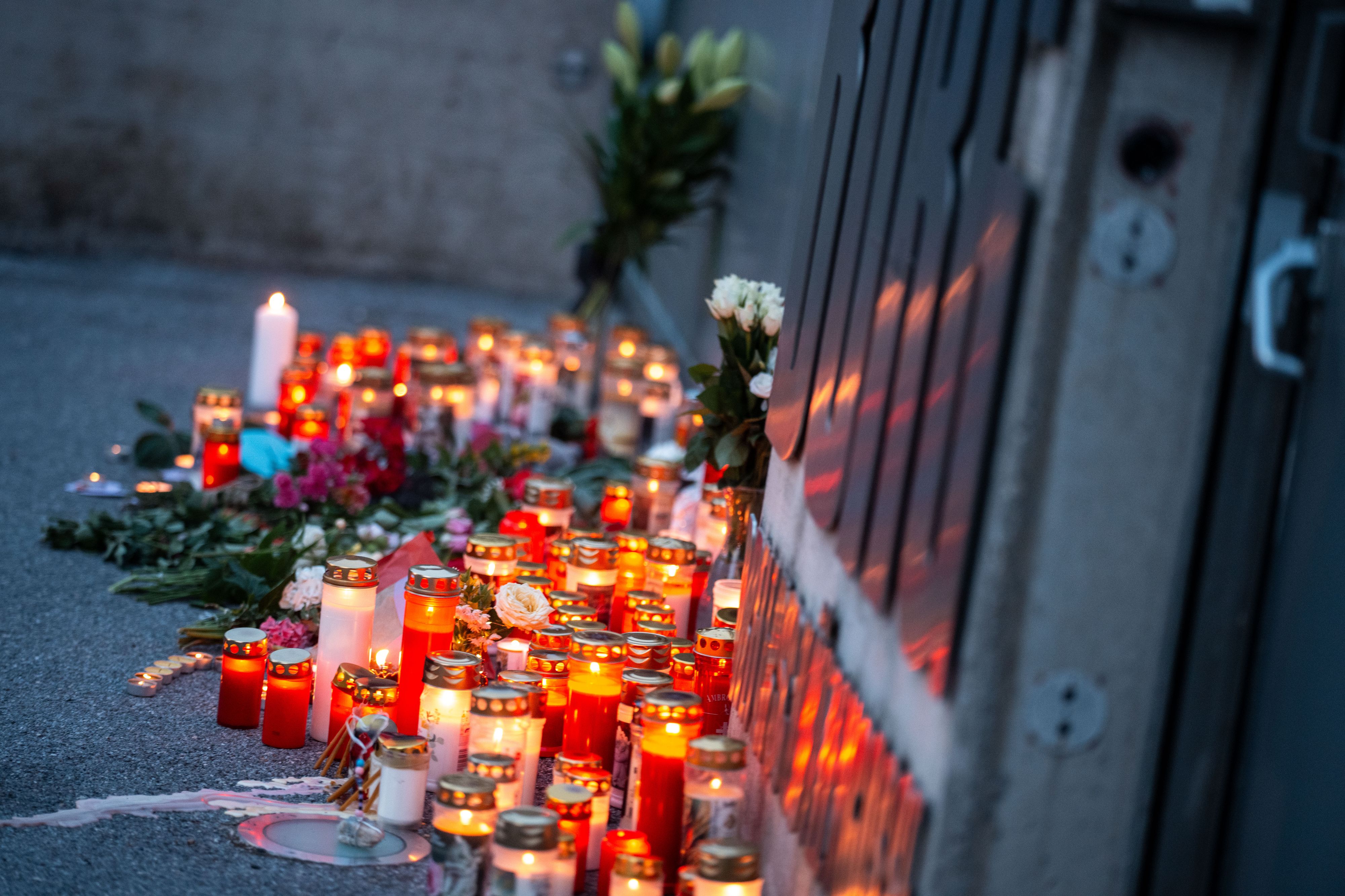 Die ganze Welt trauert mit Graz: Kerzen und Blumen vor dem Schulgebäude gedenken der zehn Opfer.