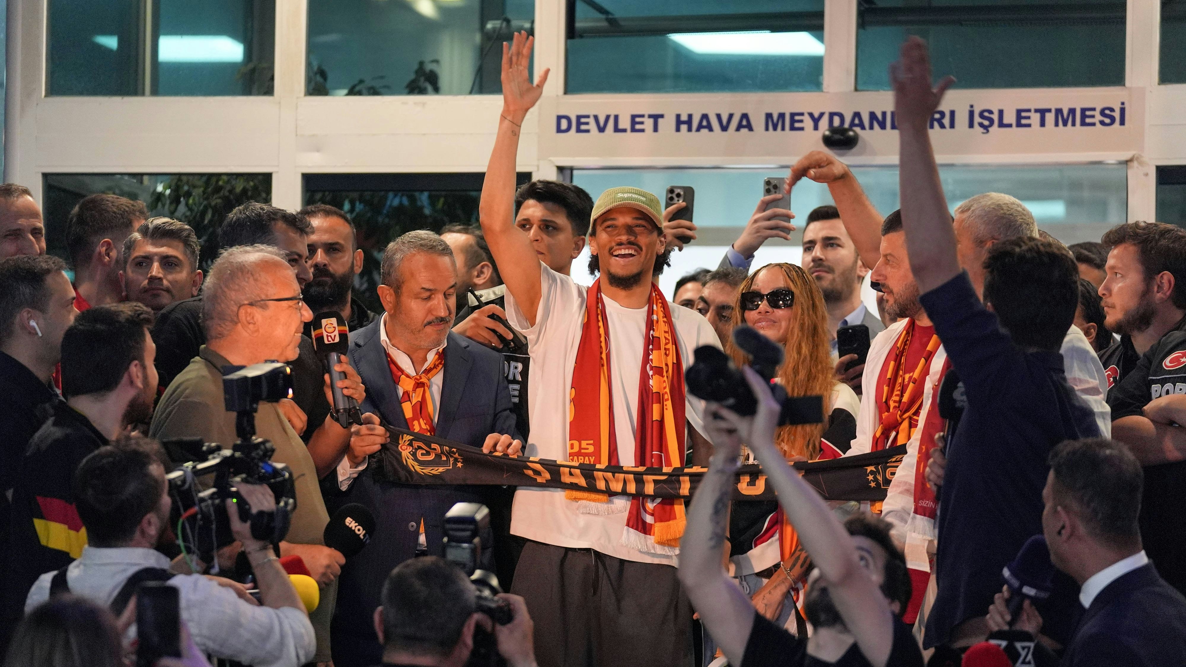 Leroy Sane arrives in Istanbul ISTANBUL, TURKIYE - JUNE 12: Leroy Sane, with whom Galatasaray is conducting transfer talks, arrives in Istanbul, Turkiye on June 12, 2025. The 29-year-old German winger, is welcomed with great enthusiasm by the Galatasaray fans. Adem Kutucu / Anadolu Istanbul Turkey. Editorial use only. Please get in touch for any other usage. PUBLICATIONxNOTxINxTURxUSAxCANxUKxJPNxITAxFRAxAUSxESPxBELxKORxRSAxHKGxNZL Copyright: x2025xAnadoluxAdemxKutucux