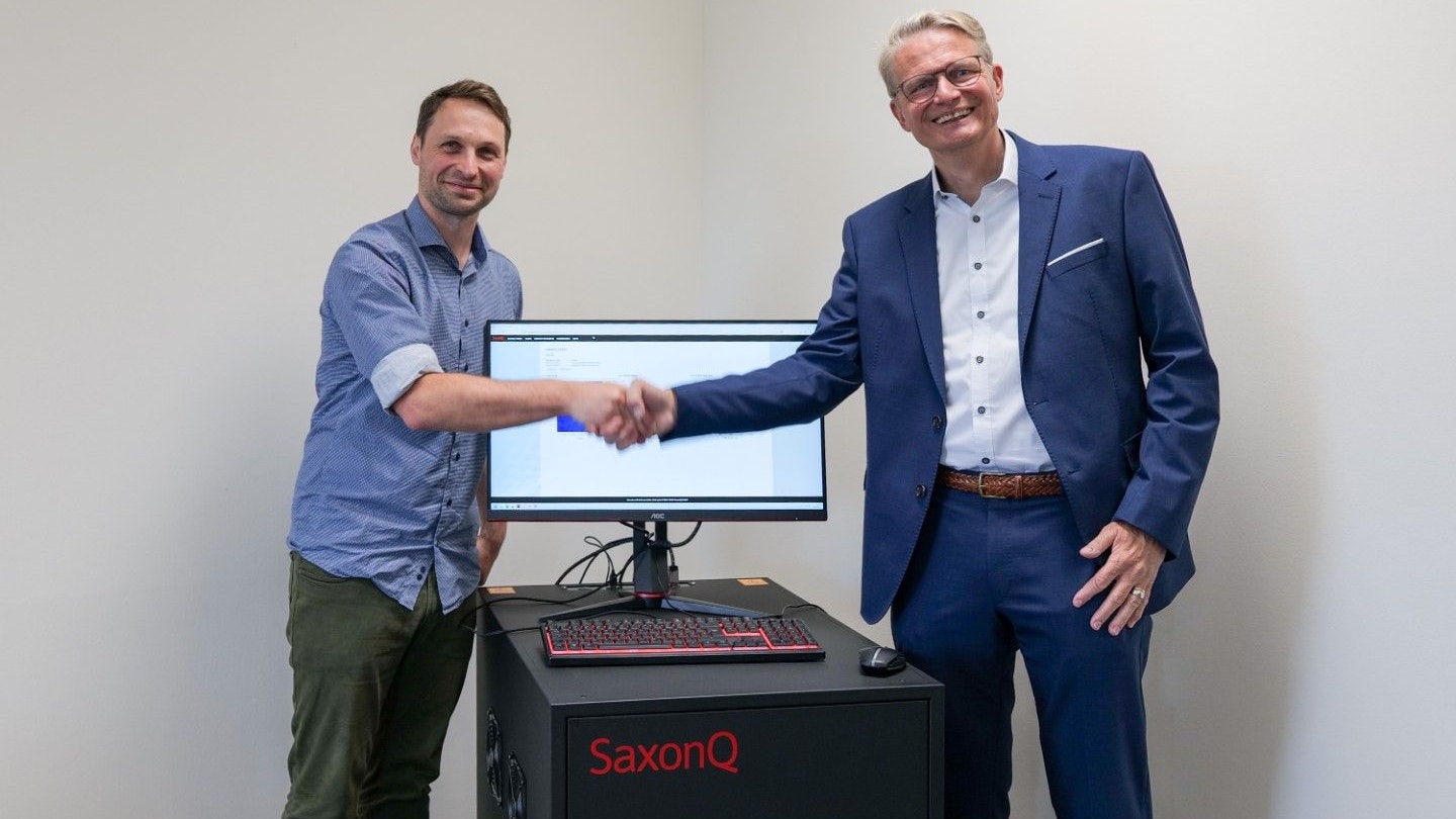 Der neue Quantencomputer am Fraunhofer IWU Dresden: Übergabe und Inbetriebnahme am 11. Juni 2025. Links: Dipl.-Ing. Albrecht Hänel, Leiter der IWU- Abteilung Digitaler Produktions-Zwilling; rechts Prof. Marius Grundmann, Co-CEO der SaxonQ GmbH.