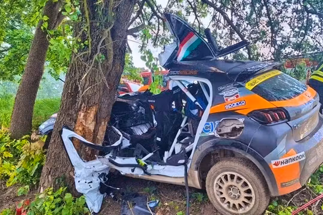 Das Auto der italienischen Crew prallte gegen einen Baum.