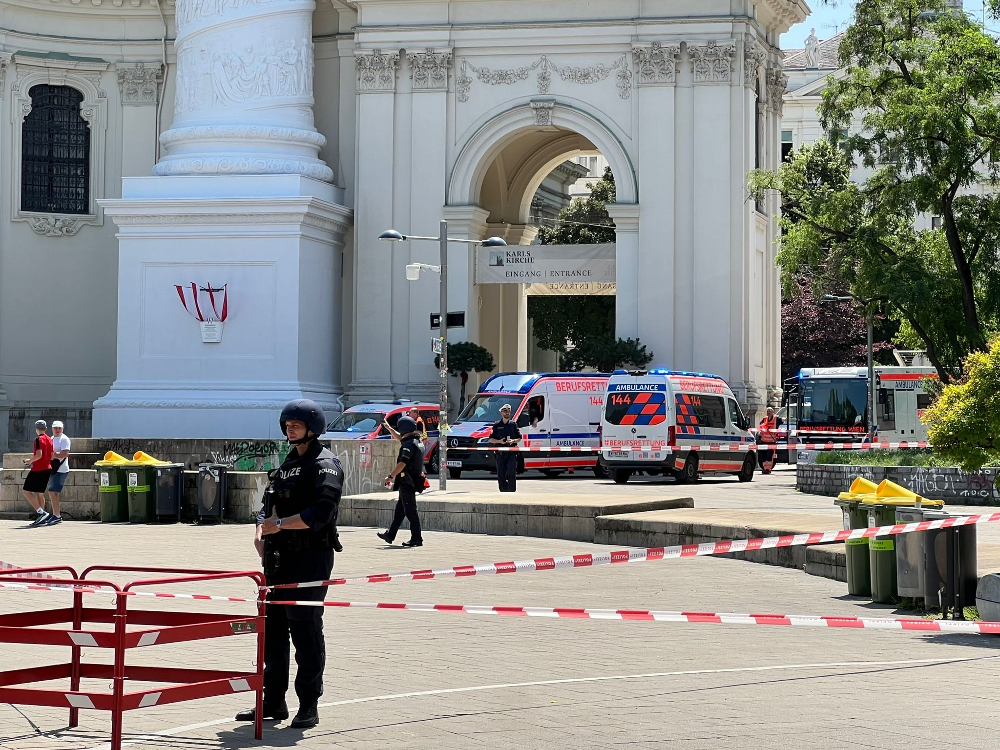 Riesiger Polizei-und Rettungseinsatz am Karlsplatz