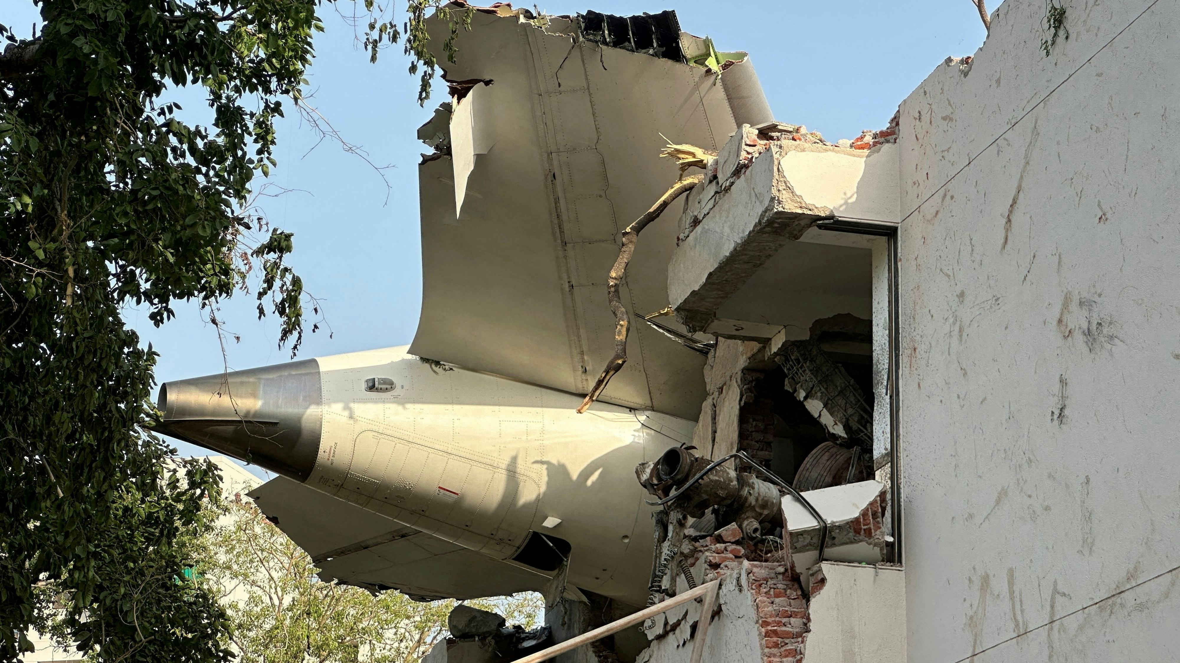 Teile der Maschine steckten in der Hausmauer.  