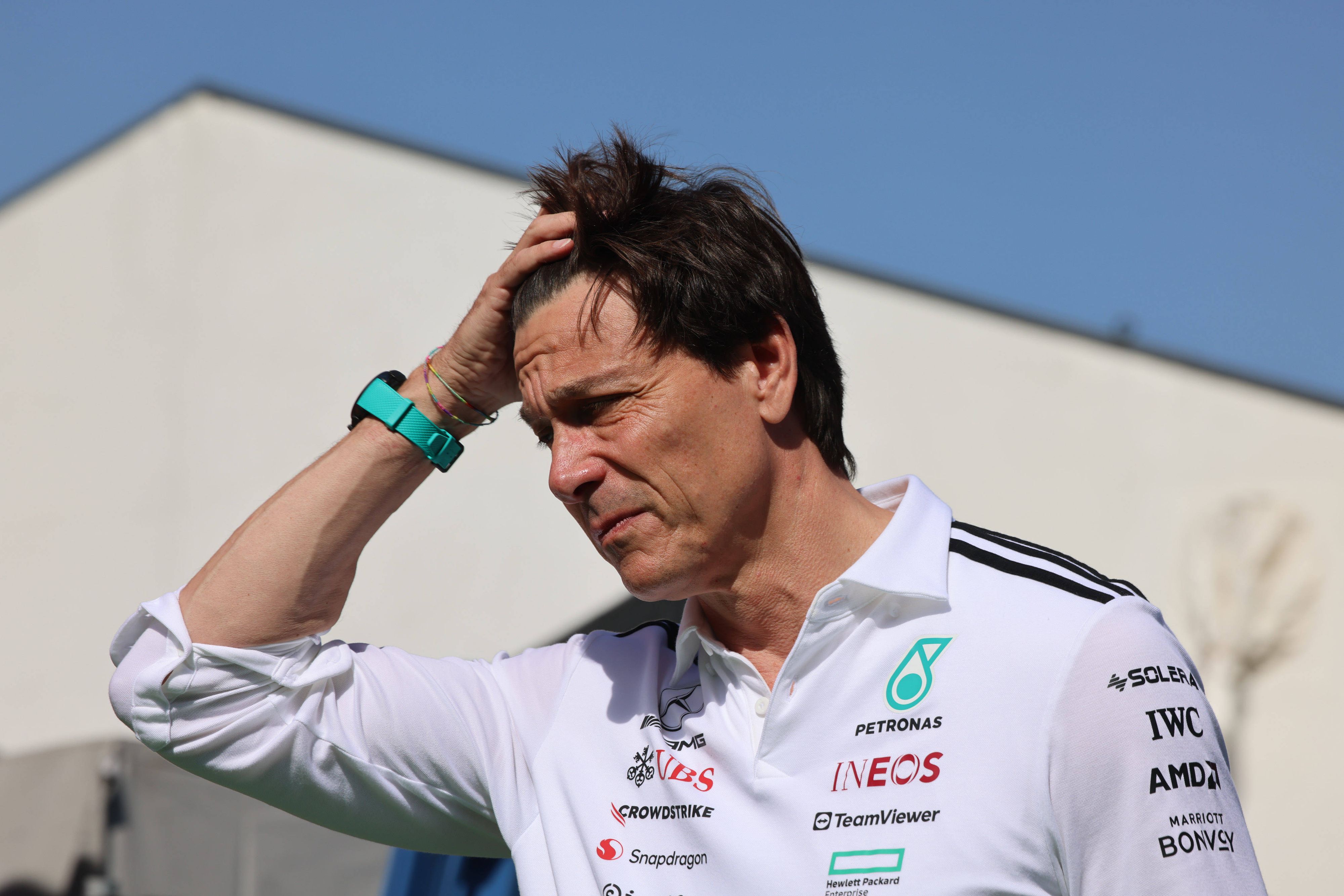 Toto Wolff wird von den Taxifahrern auf den Arm genommen.