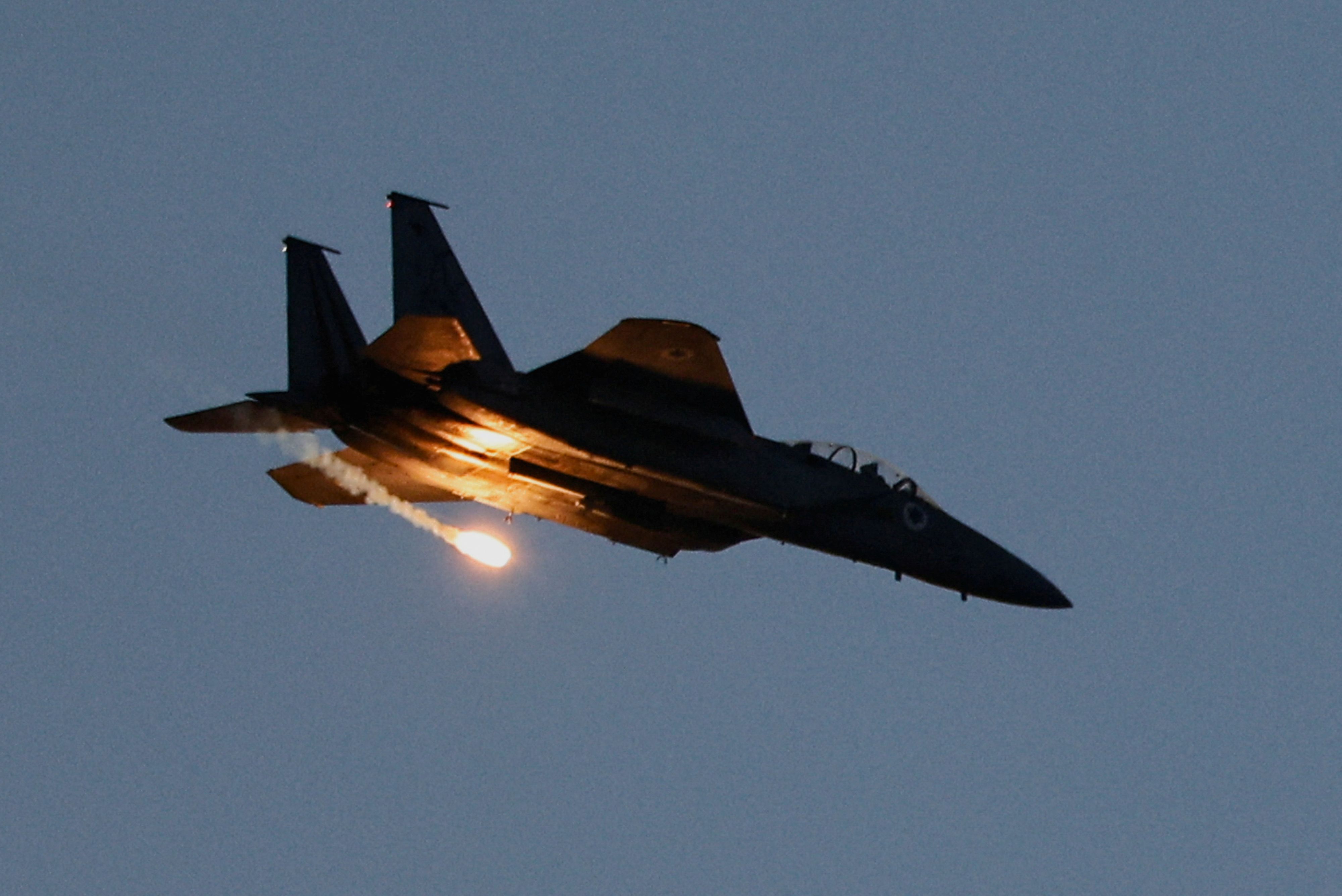 Ein israelischer F-15-Kampfjet feuert eine Rakete auf den Gaza-Streifen ab. Laut Beobachtern könnte Israel nun den Iran ins Visier nehmen.   