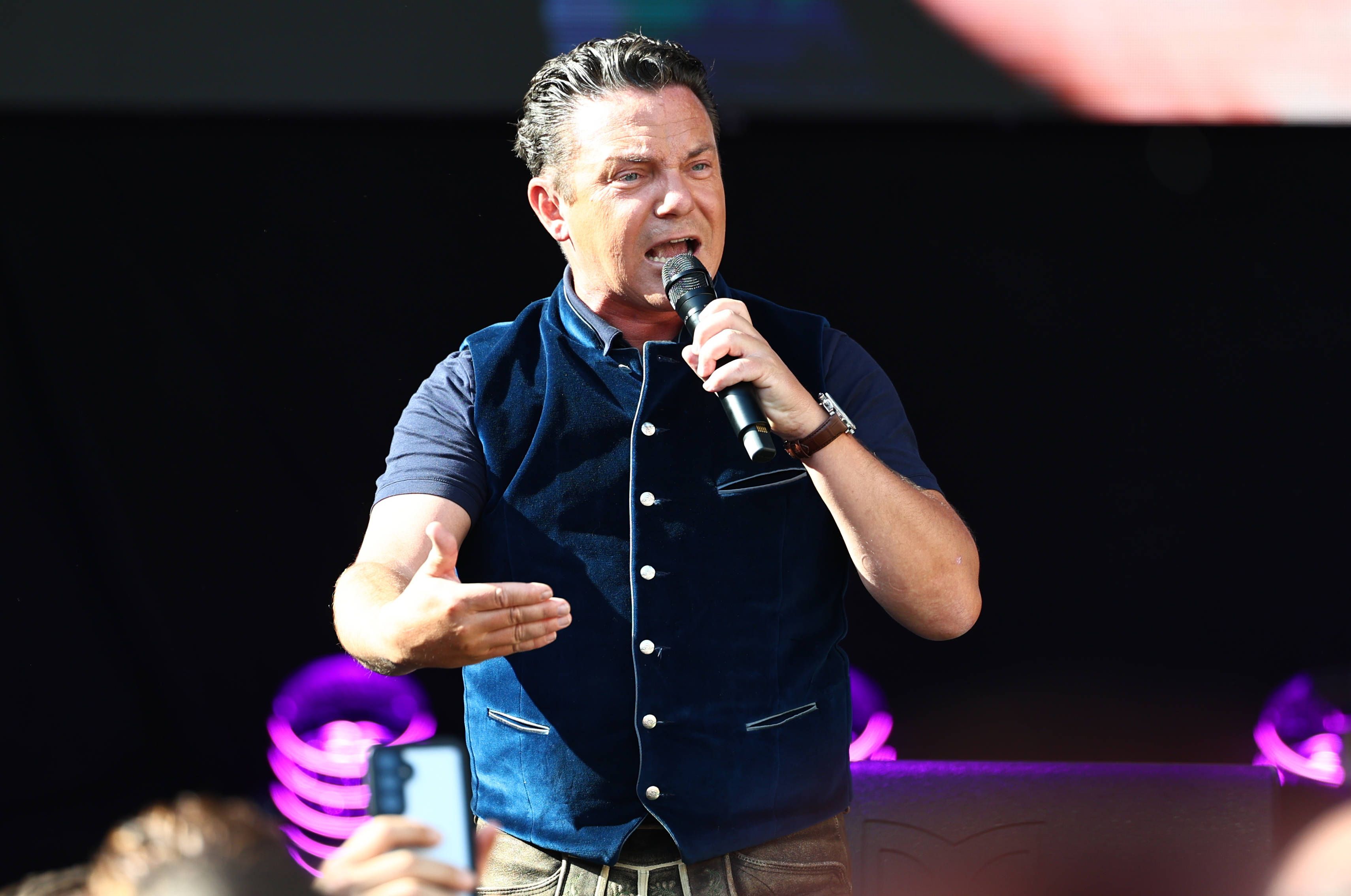 Stefan Mross setzt mit seinem neuen Song ein Zeichen.