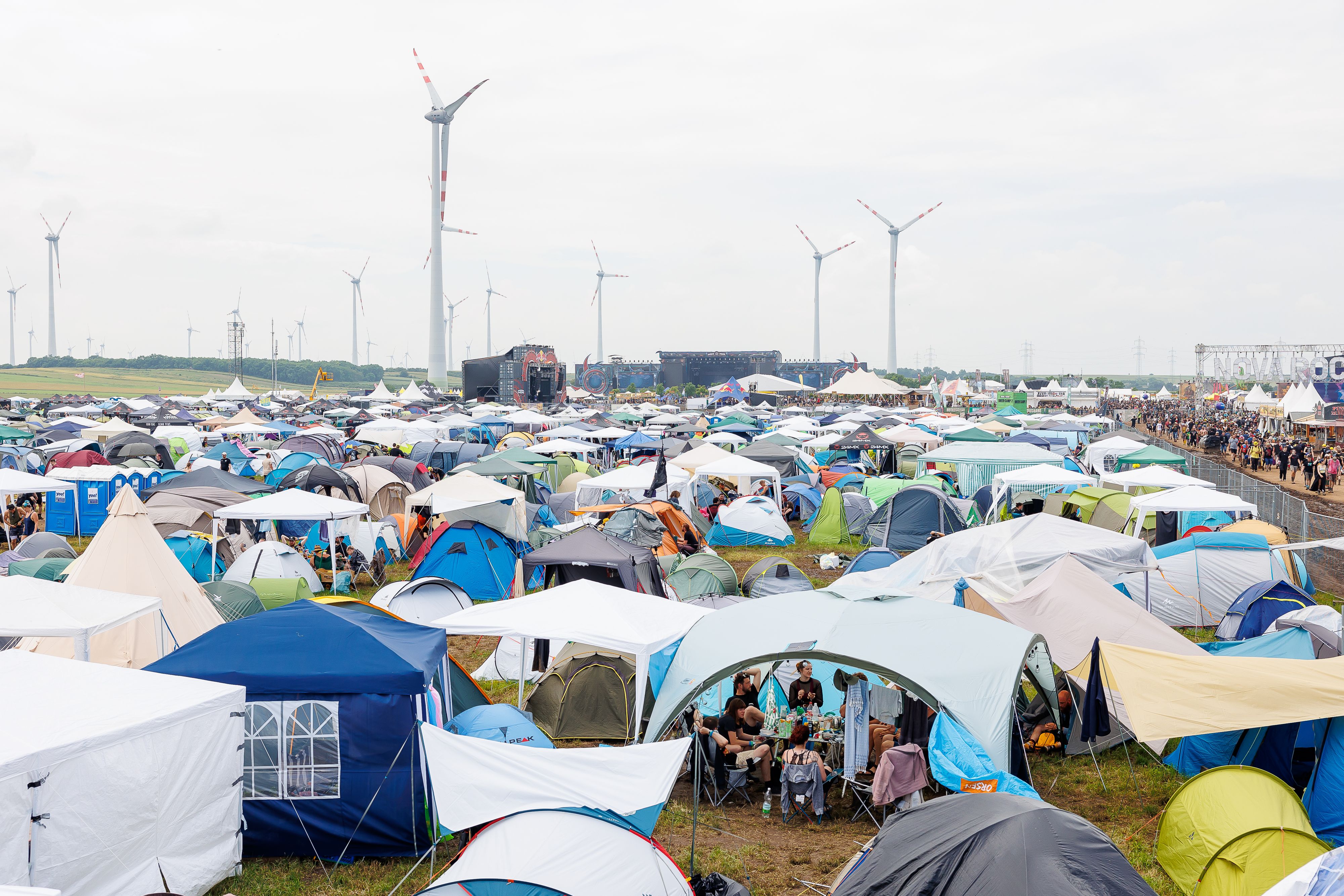 Nach einer Trauerminute begann gestern das Nova Rock Festival.