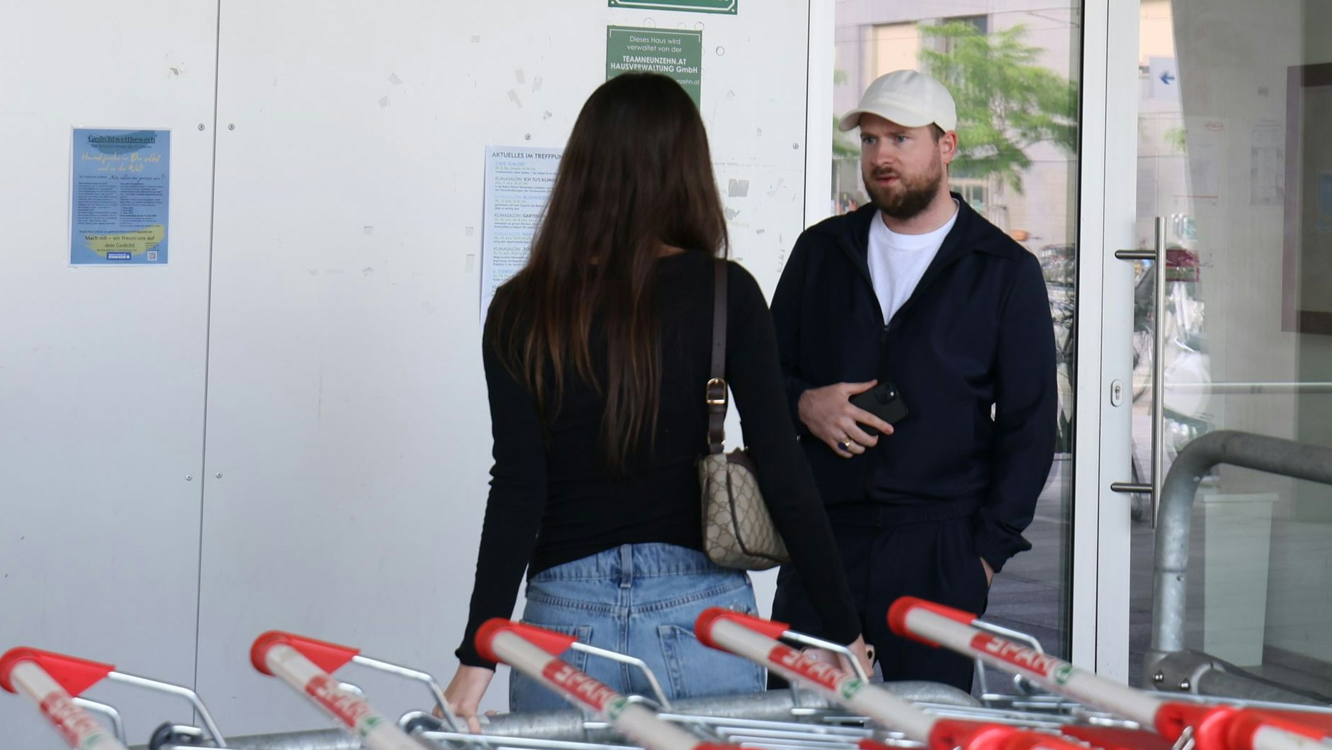 "Heute"-Chefreporter <strong>Christian Tomsits</strong> mit einer Schülerin.