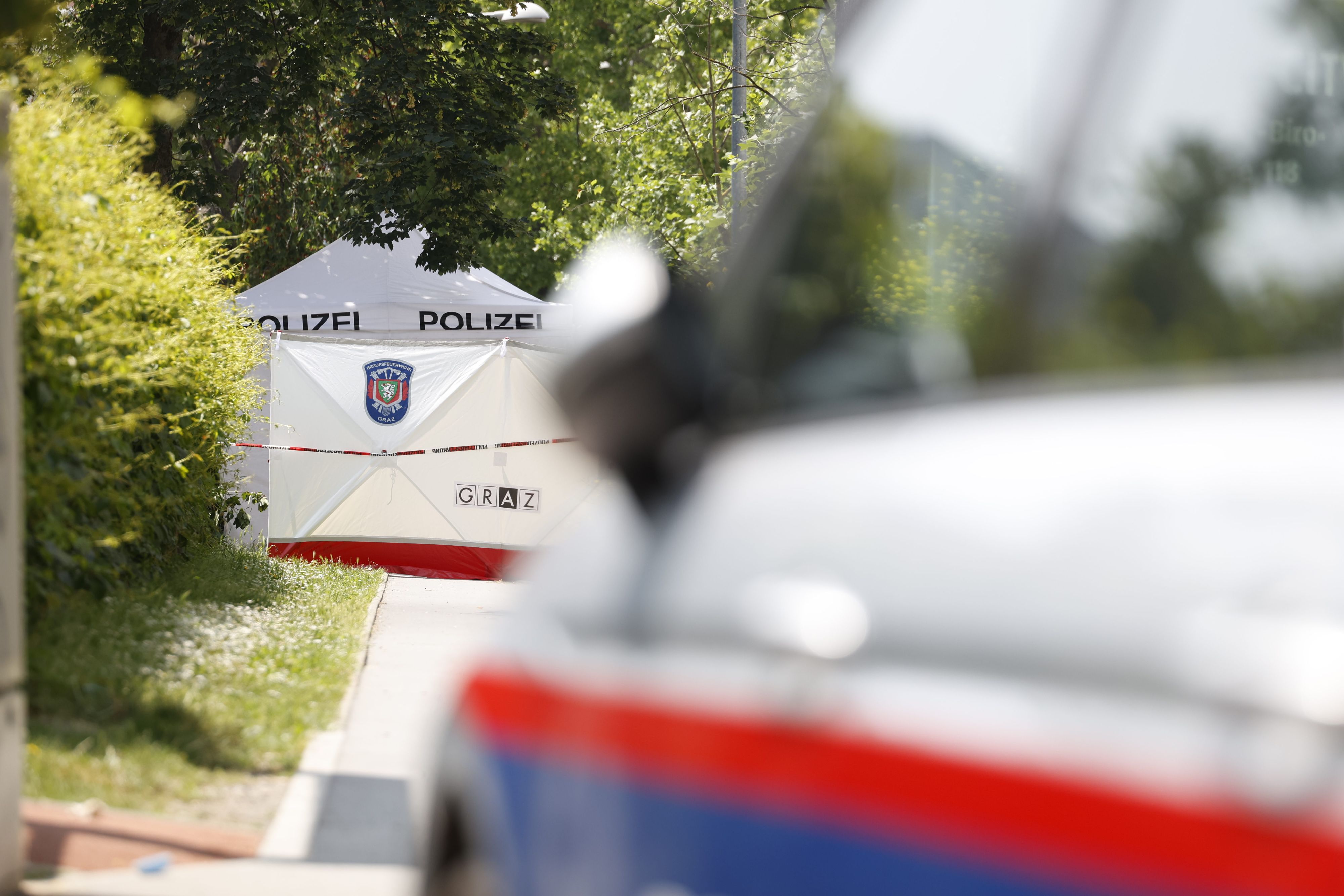  Bei der Attacke in der Grazer Schule in der Dreierschützengasse sind am Dienstagvormittag, 10. Juni 2025 10 Menschen gestorben. Im Bild: Ein Polizeiauto, ein Zelt und ein Sichtschutz in der Nähe des Tatorts in Graz. 