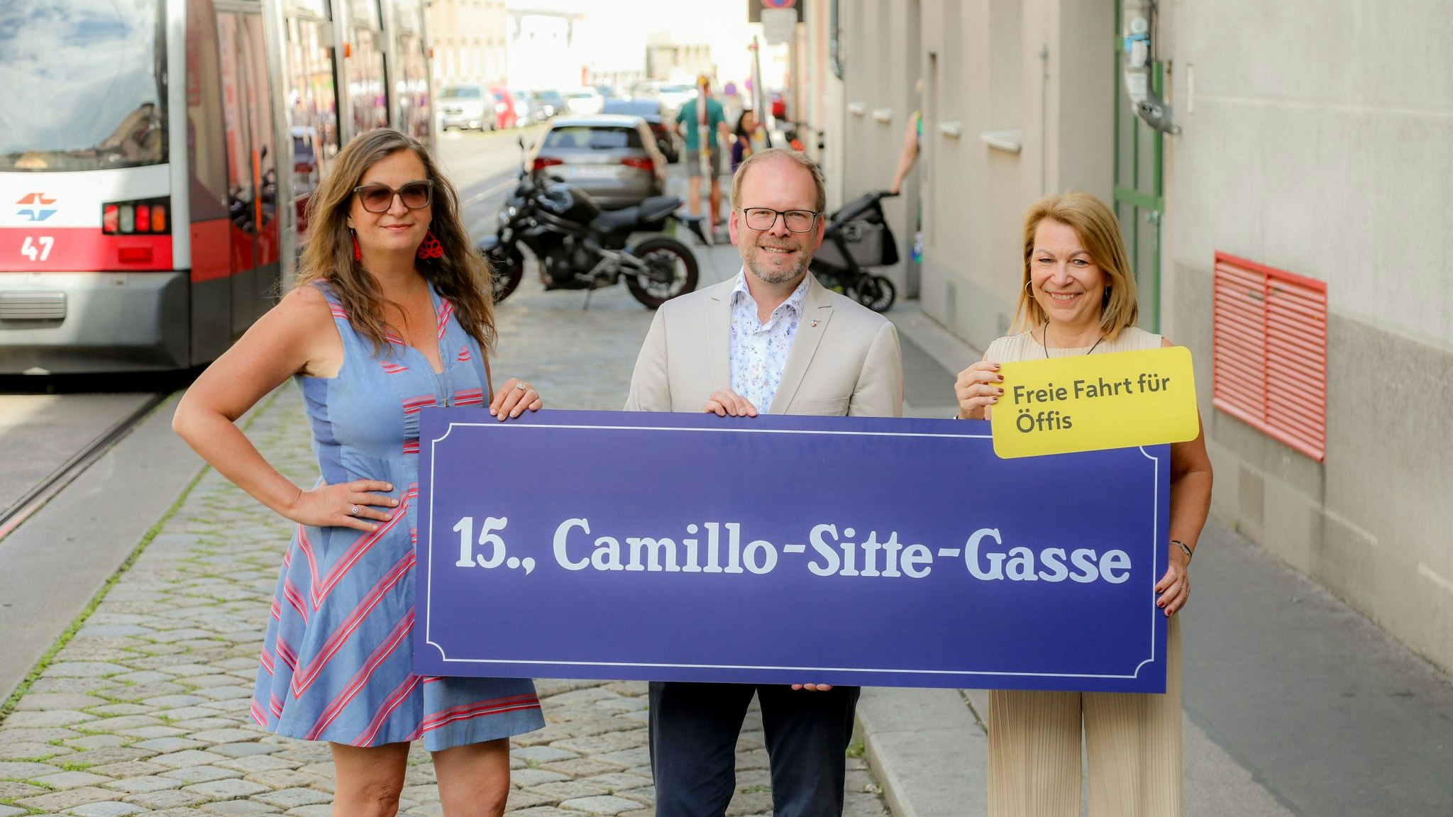 (v.l.): Stadträtin Ulli Sima,&nbsp;Bezirksvorsteher Dietmar Baurecht und&nbsp;Wiener-Linien-Geschäftsführerin Alexandra Reinagl.