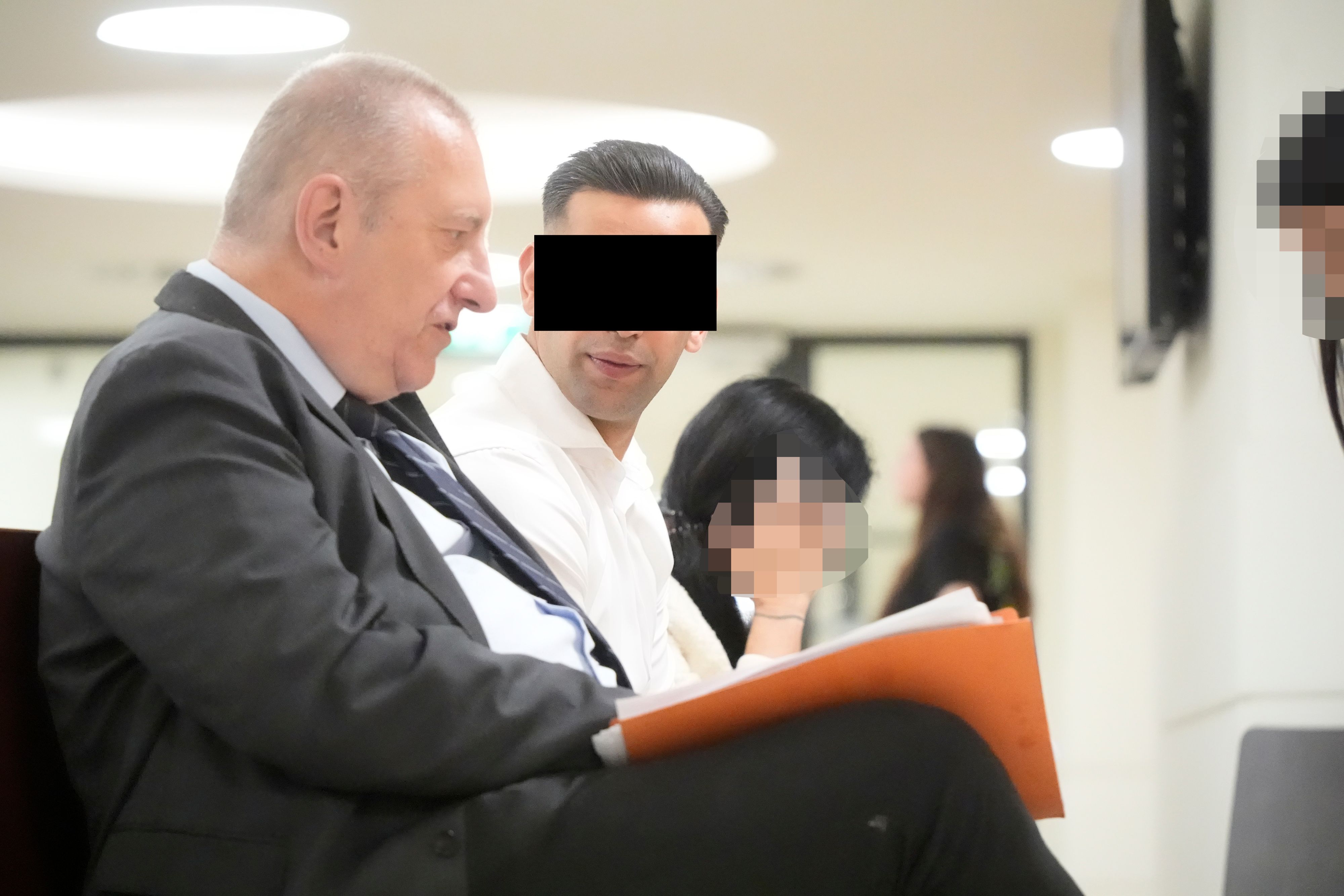 Der Angeklagte (25) mit Verteidiger Wolfgang Haas (l.)