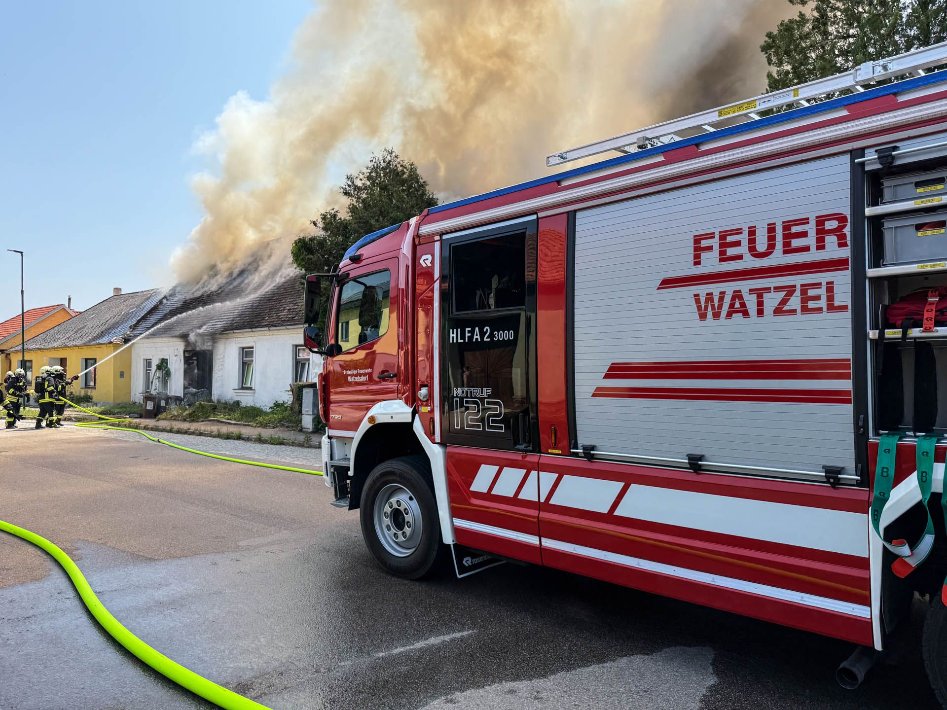 Die Feuerwehr war mit 105 Feuerwehrmenschen zugange.