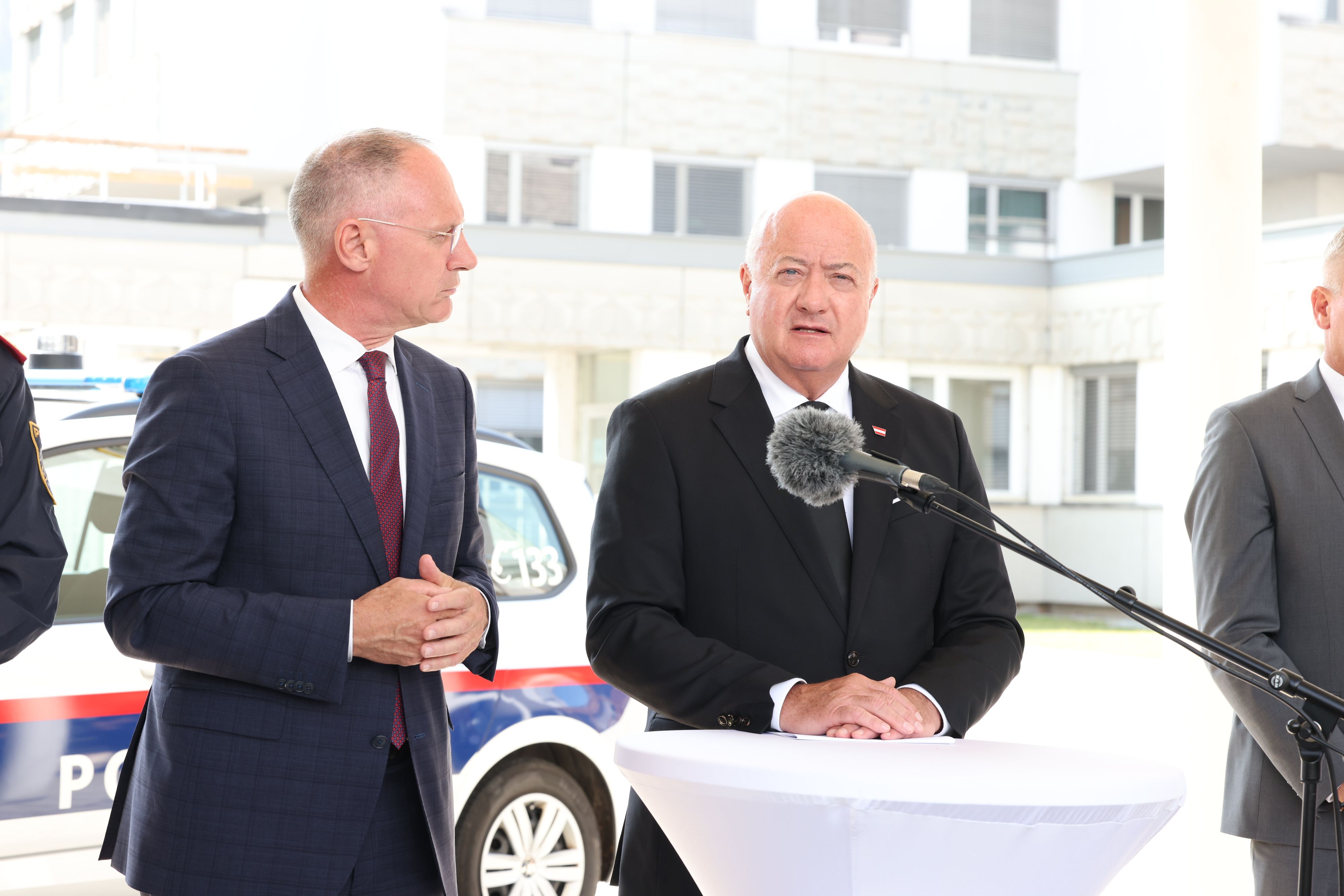 Kanzler Stocker, Innenminister Karner (beide VP) arbeiten an einem Drei-Punkte-Paket.