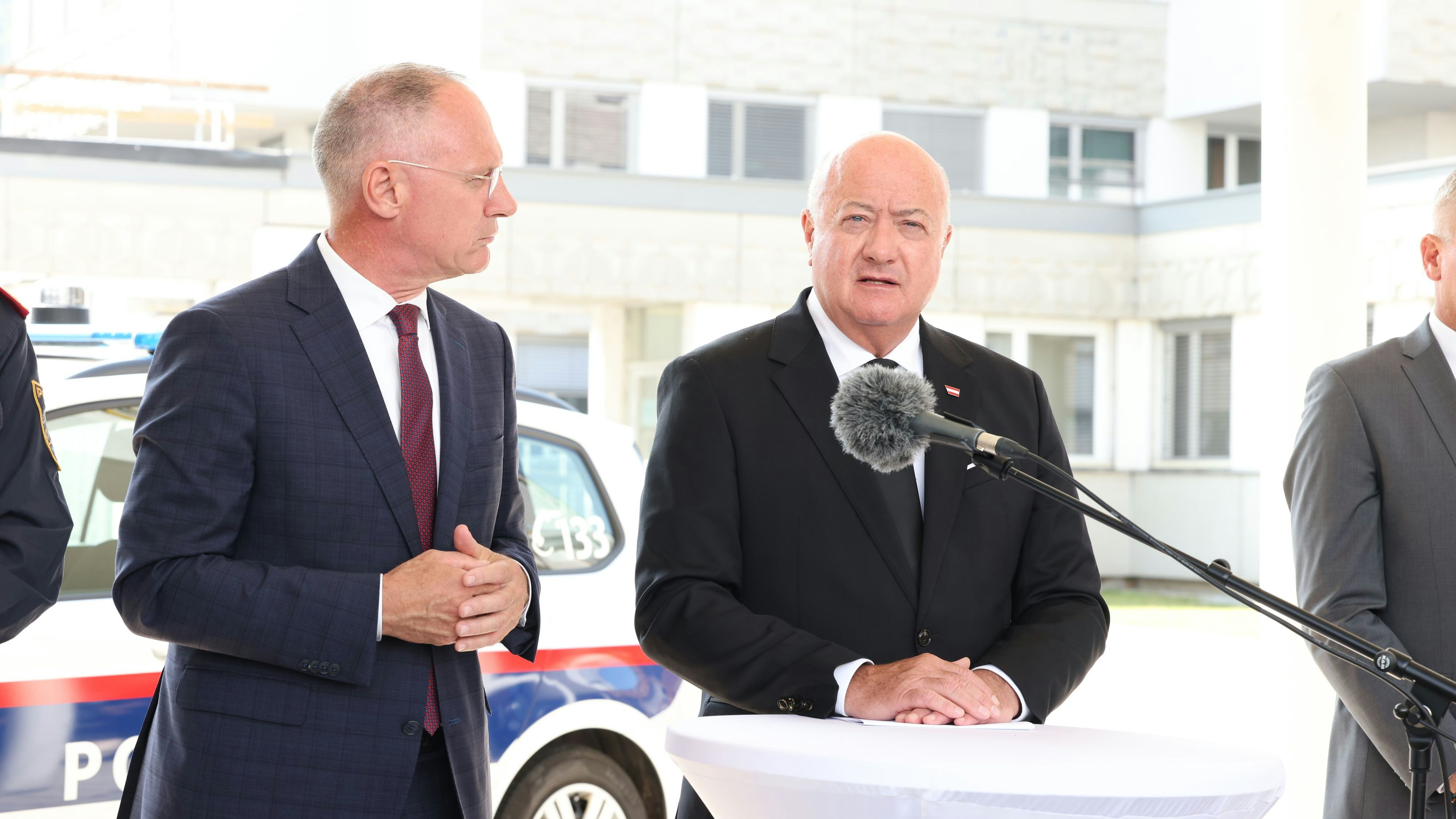 Kanzler Stocker, Innenminister Karner (beide VP)