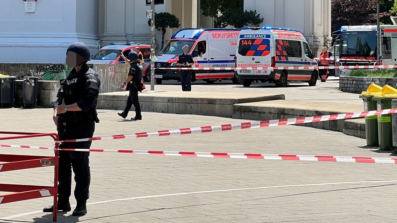 Polizei sperrte den Karlsplatz in der Wiener City ab.