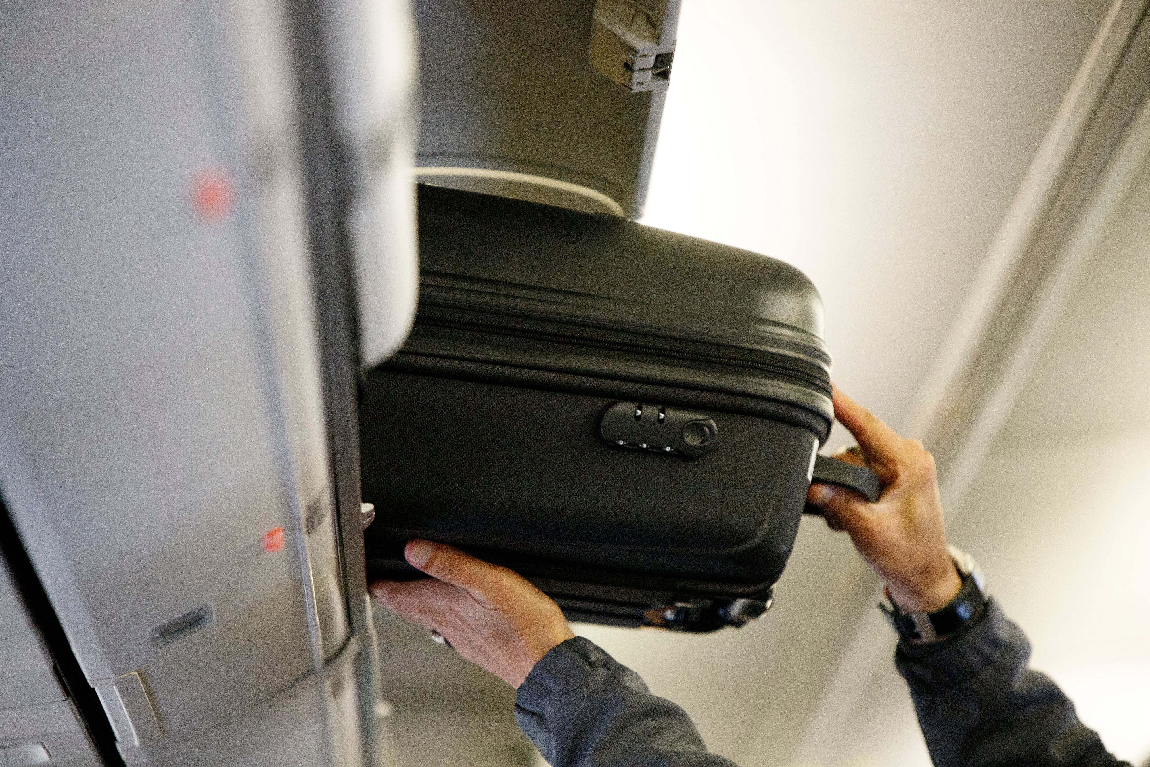 Für das Verstauen des Handgepäcks in den oberen Gepäckfächern könnten künftig Gebühren fällig werden.