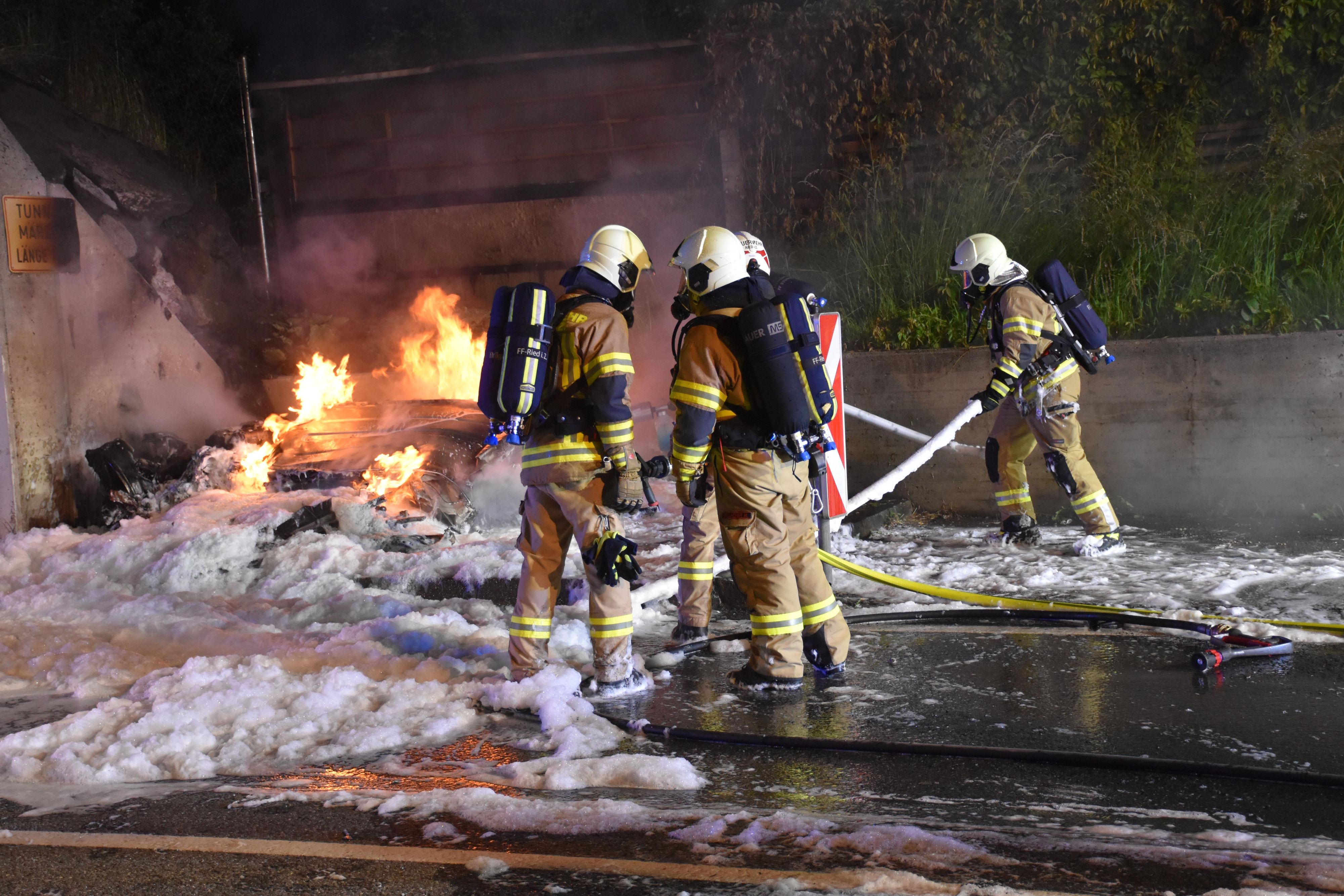 Für den Lenker eines E-Autos kam nach einem schweren Unfall in Stumm jede Hilfe zu spät. Die Blaulichtorganisationen standen im Großeinsatz. 